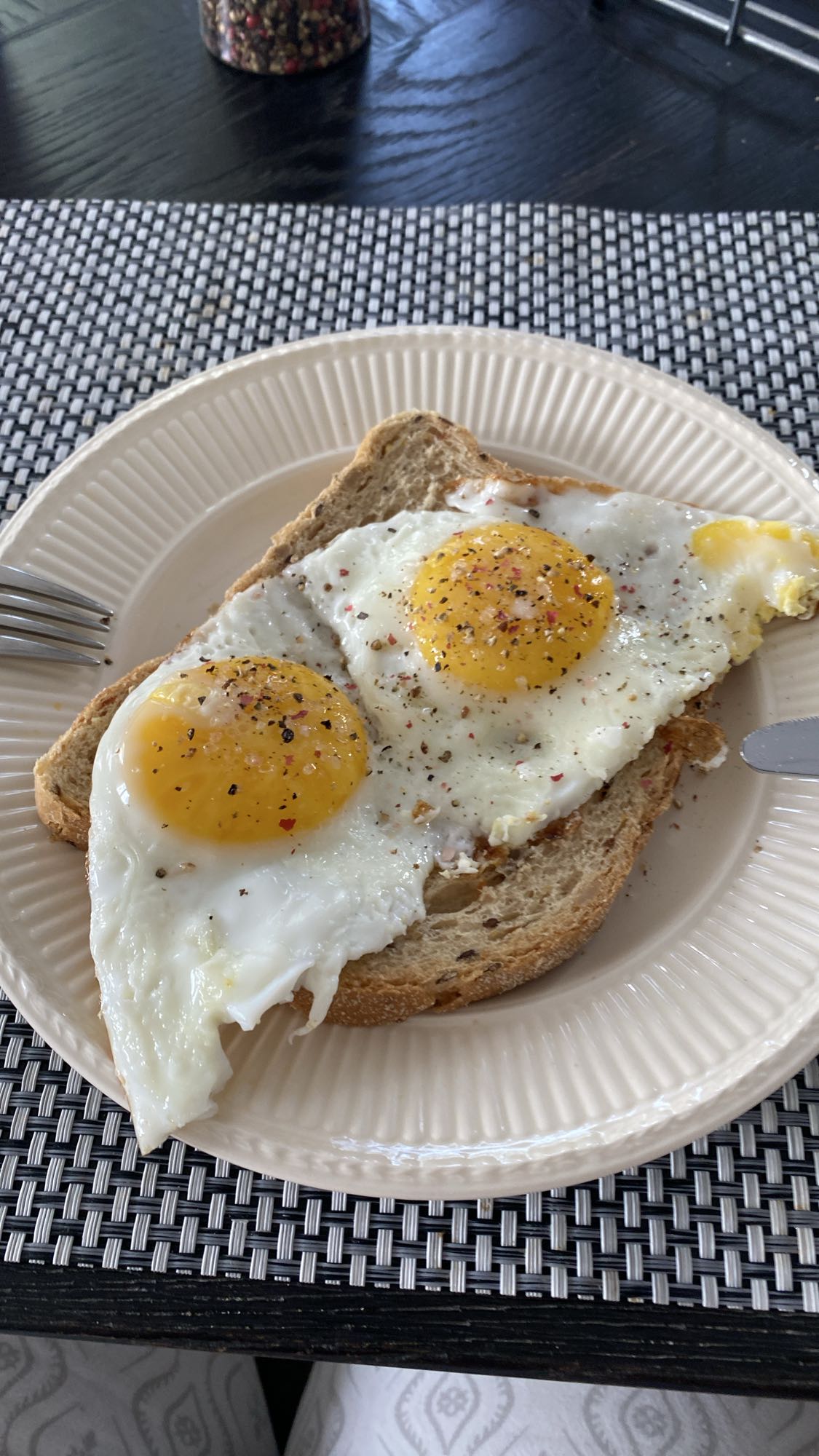 Gebakken eieren op toast