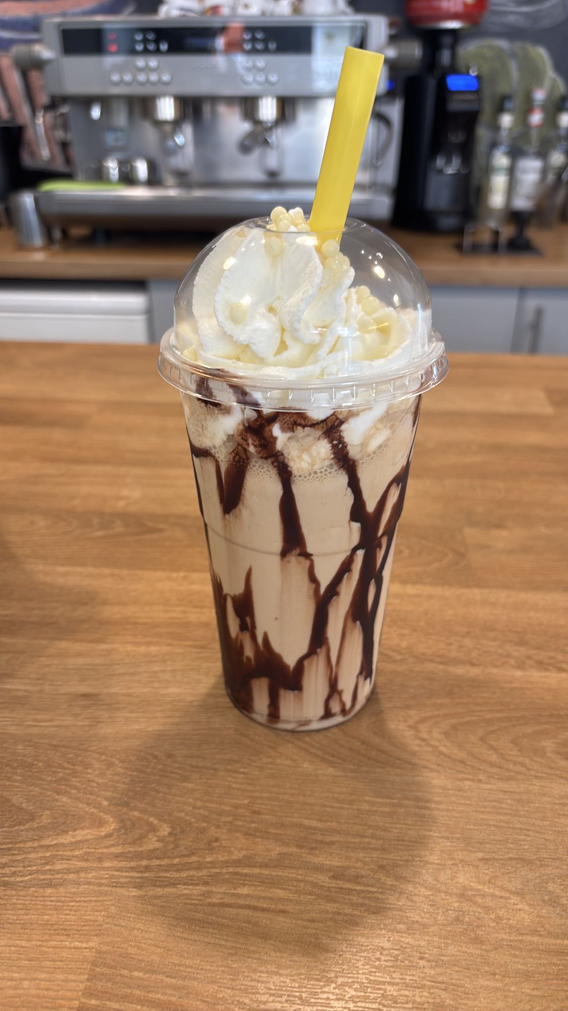 shake czekoladowy z bitą śmietaną