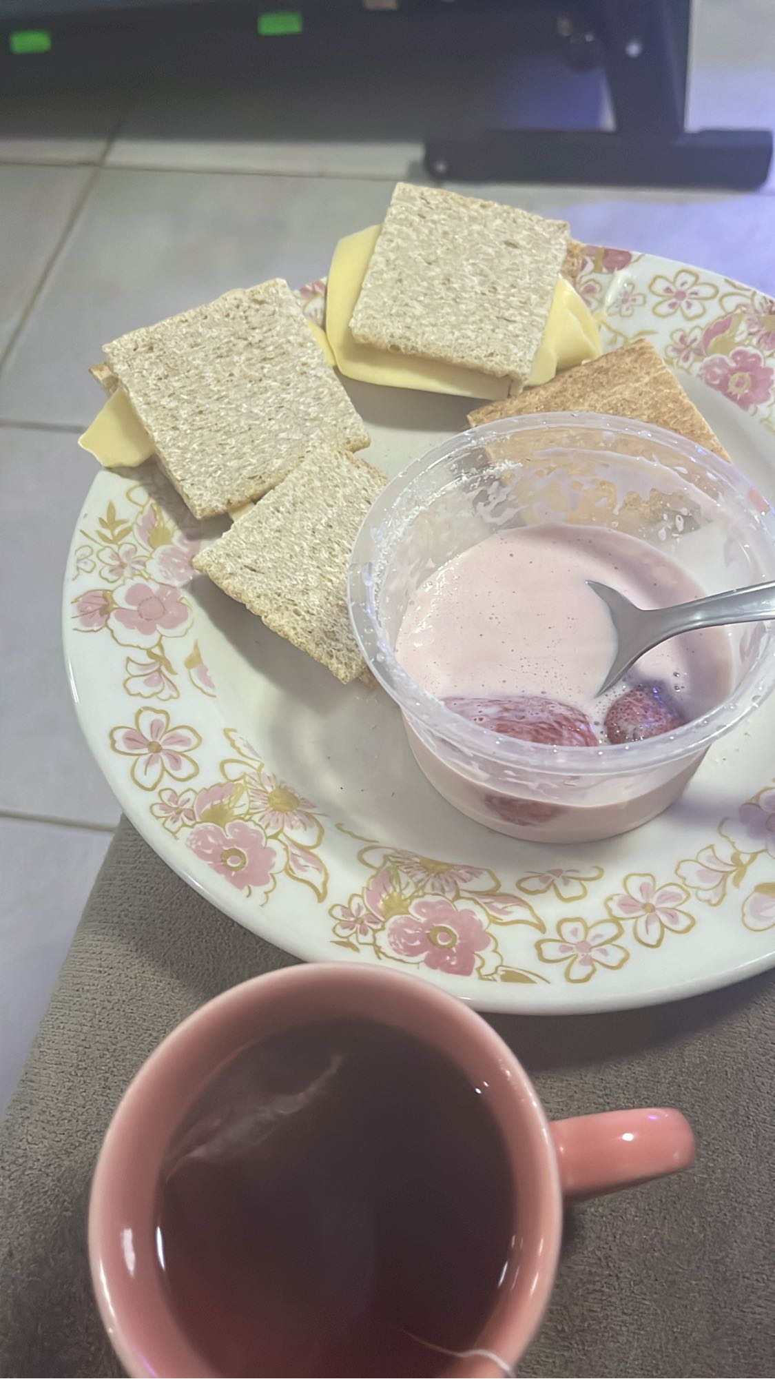 Café leve com torradas e iogurte