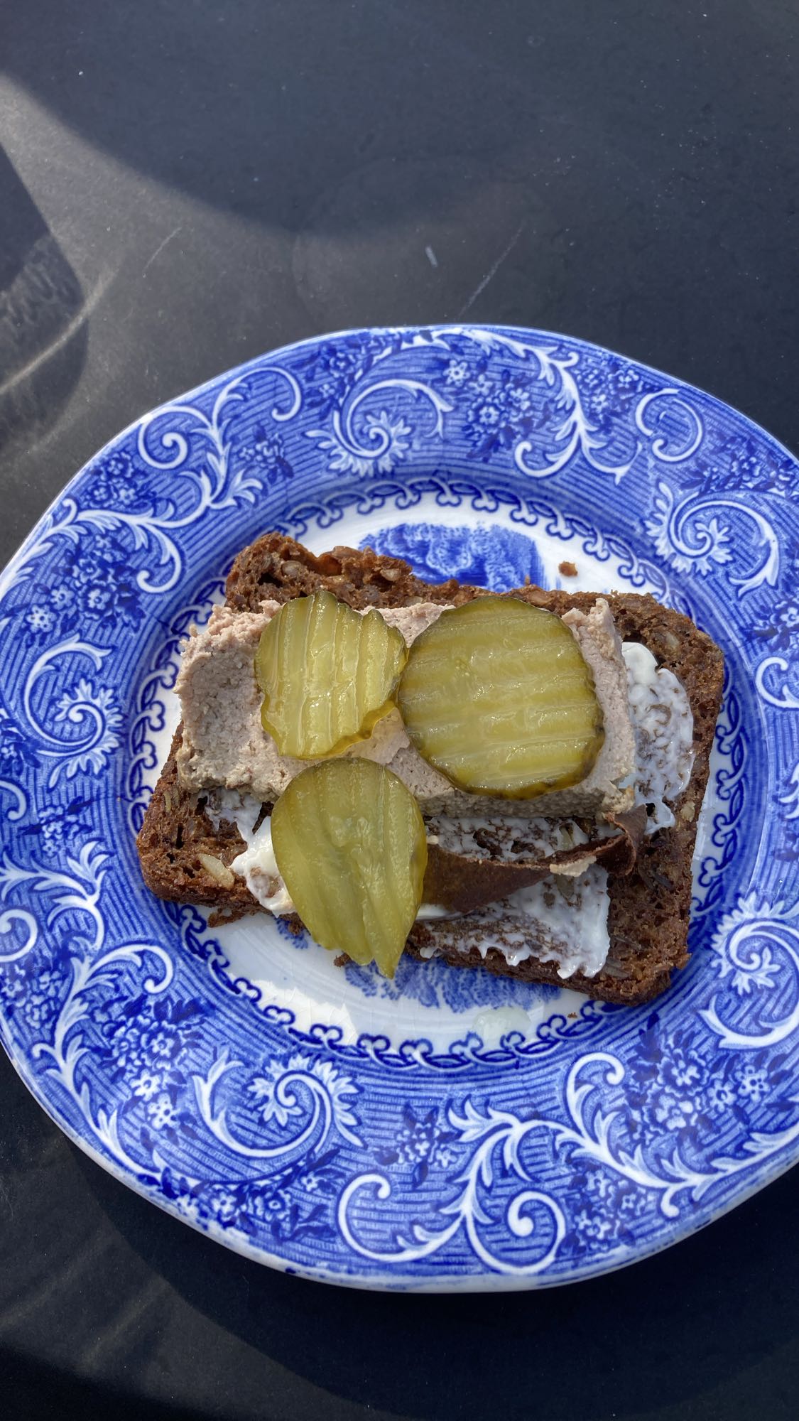 Leverpastejmacka med gurka