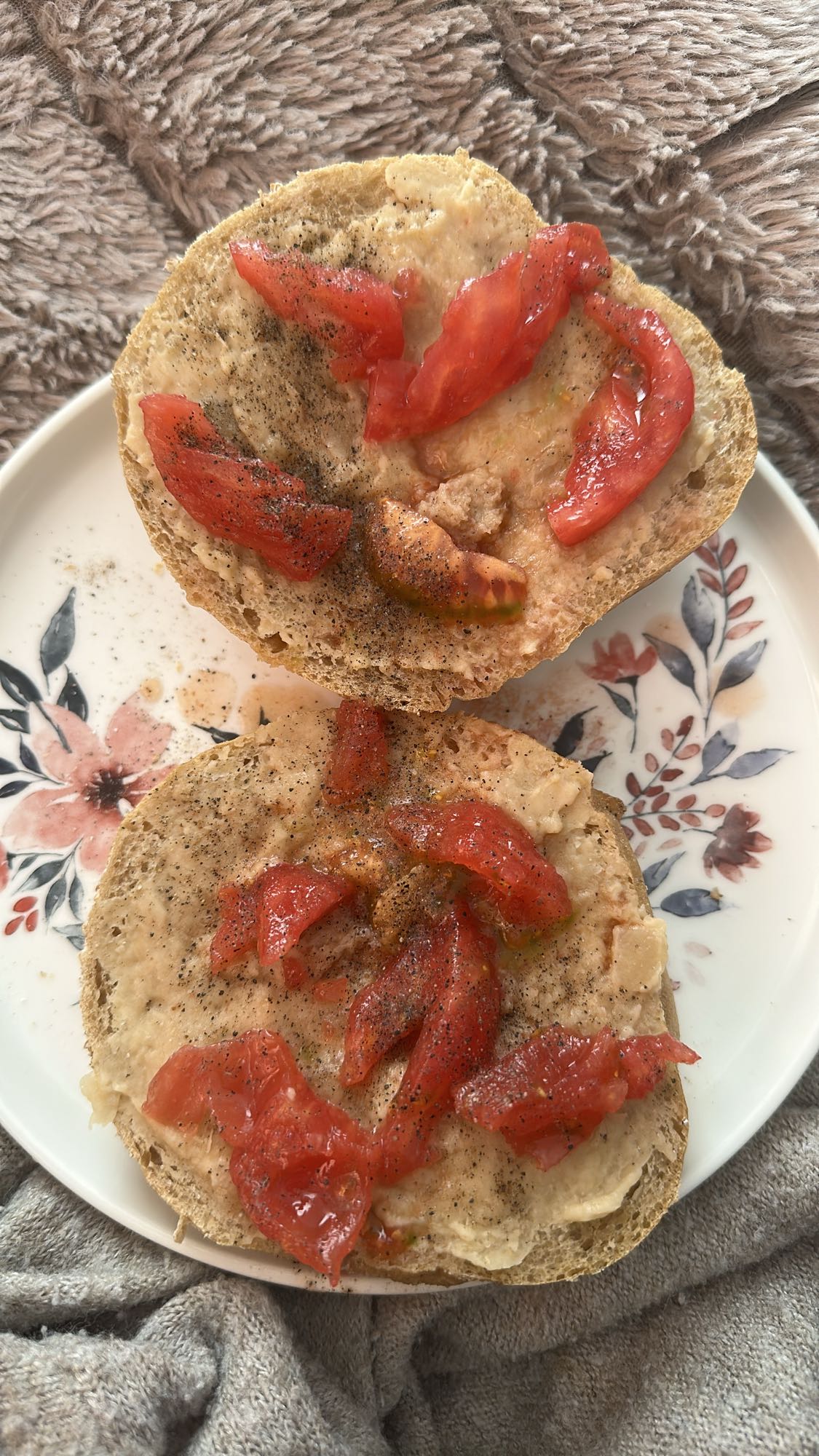 Bułka z hummusem i pomidorem