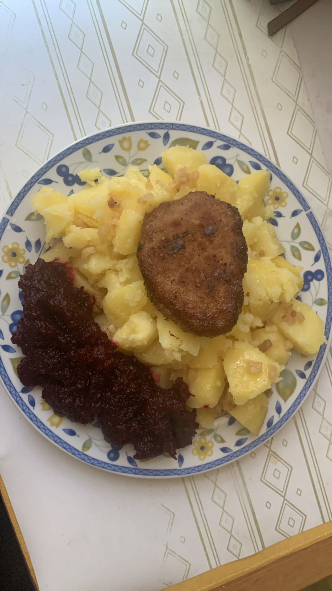 Kotlet, ziemniaki, buraczki