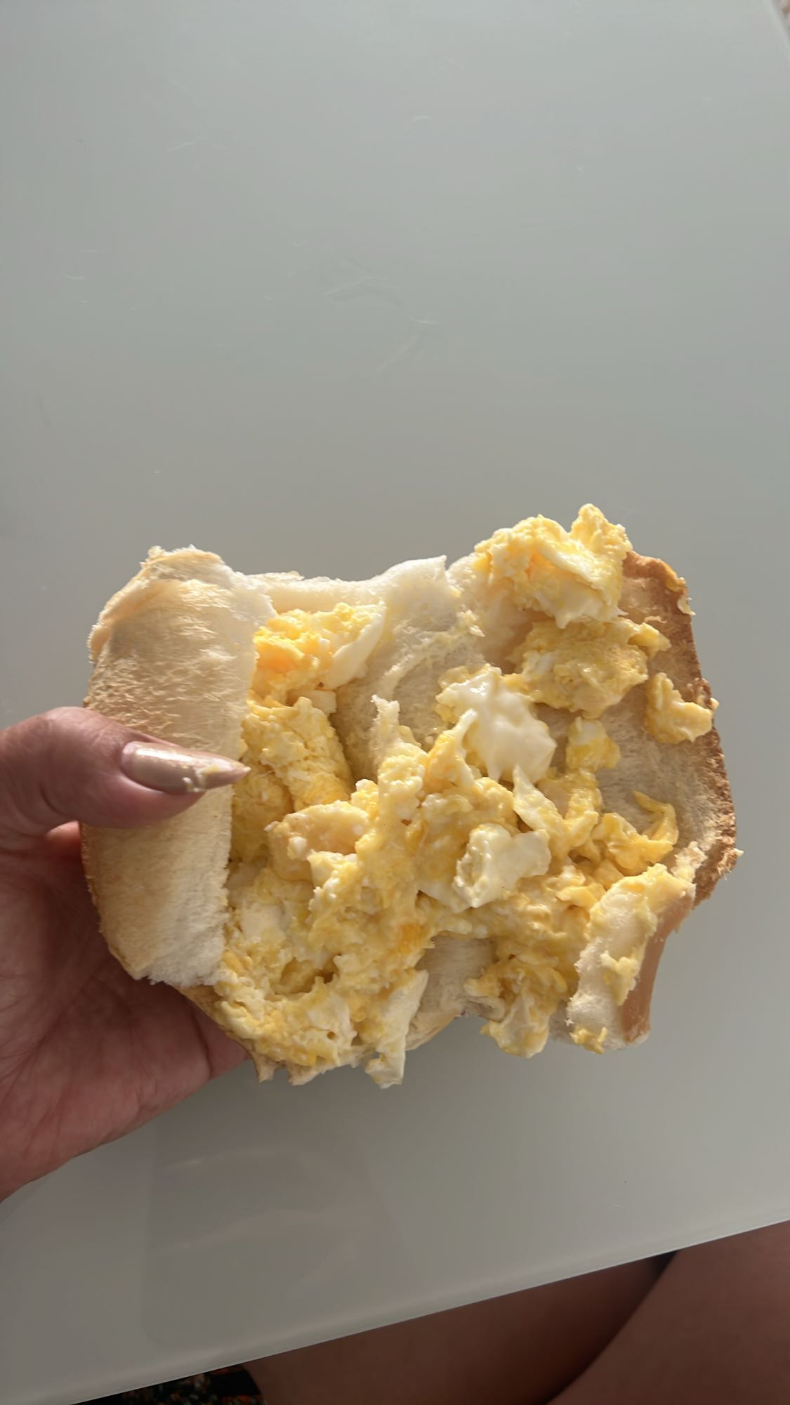 Pão com ovos mexidos