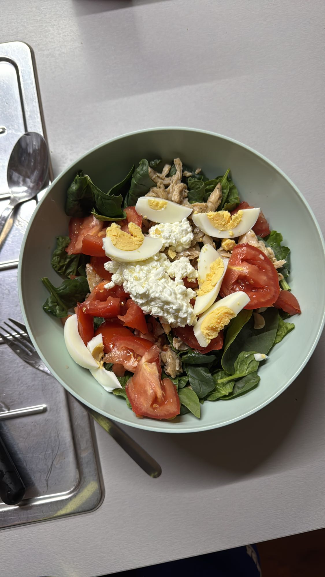 Ensalada de pollo y huevo
