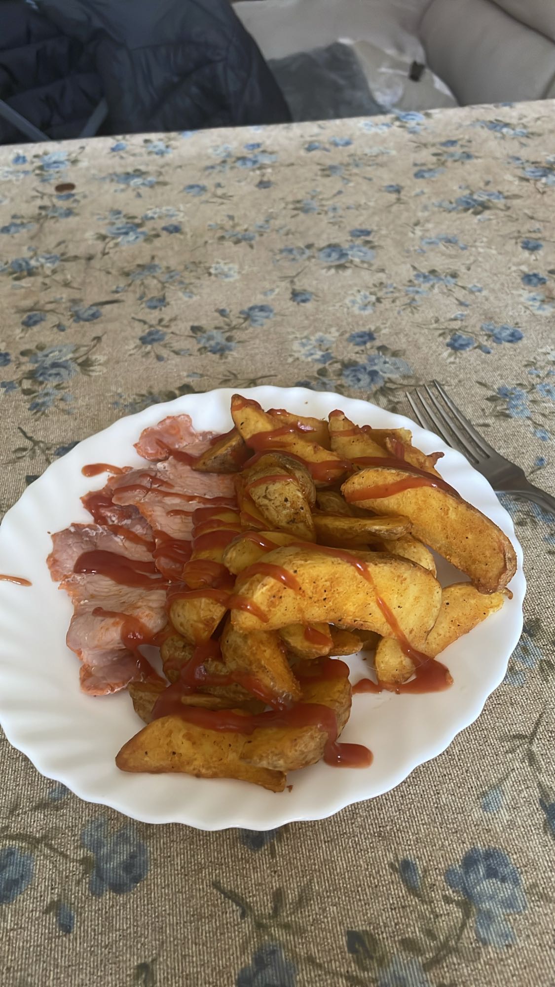 Papas fritas y jamón con kétchup