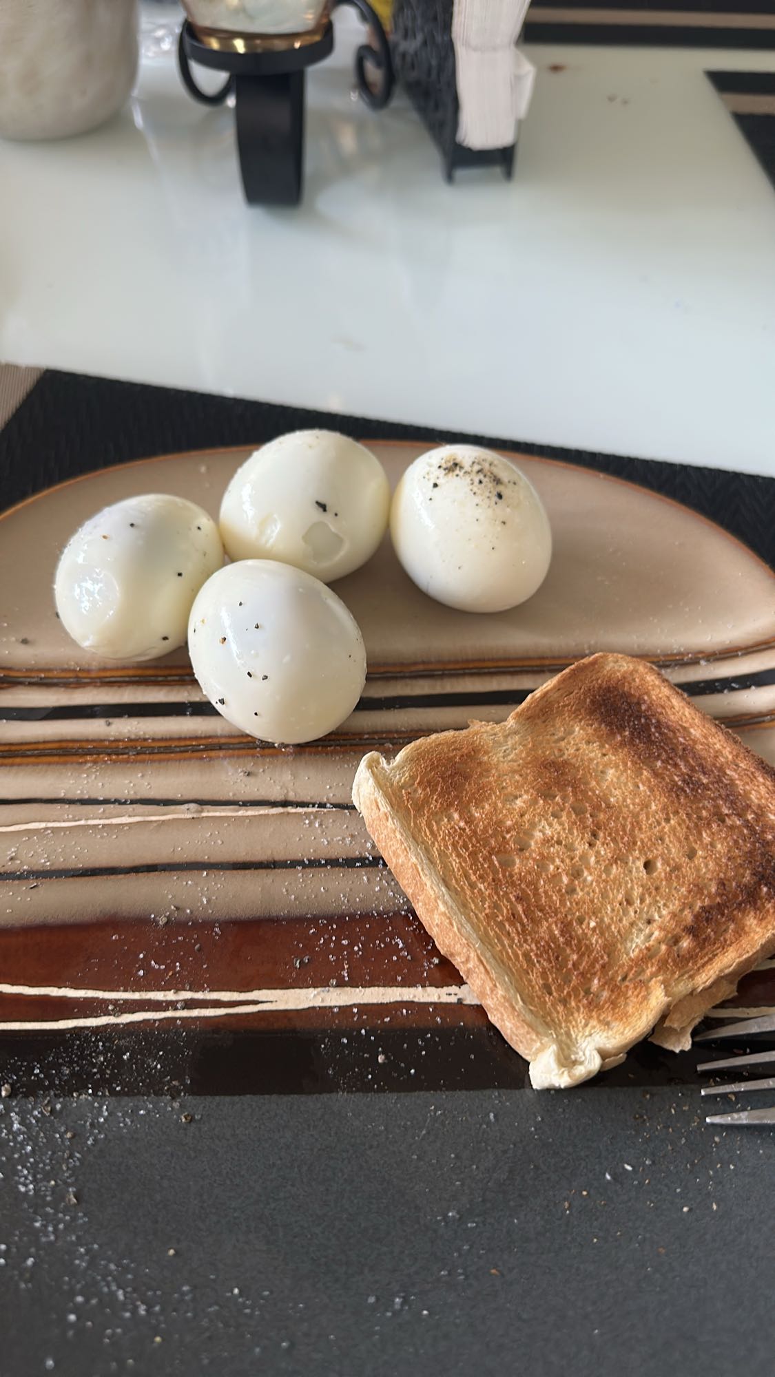 Huevos cocidos y tostada