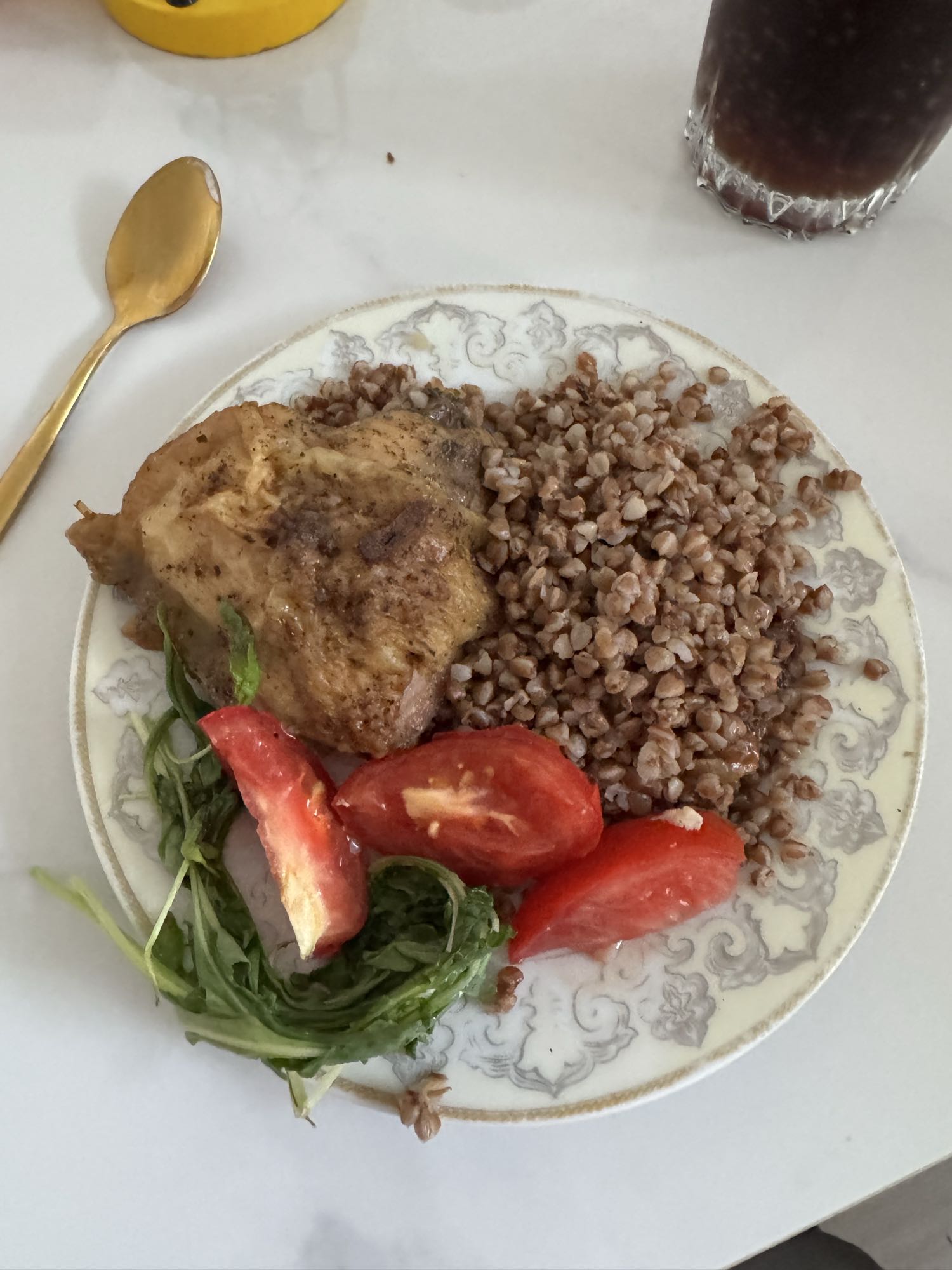 Гречка с курицей и салатом