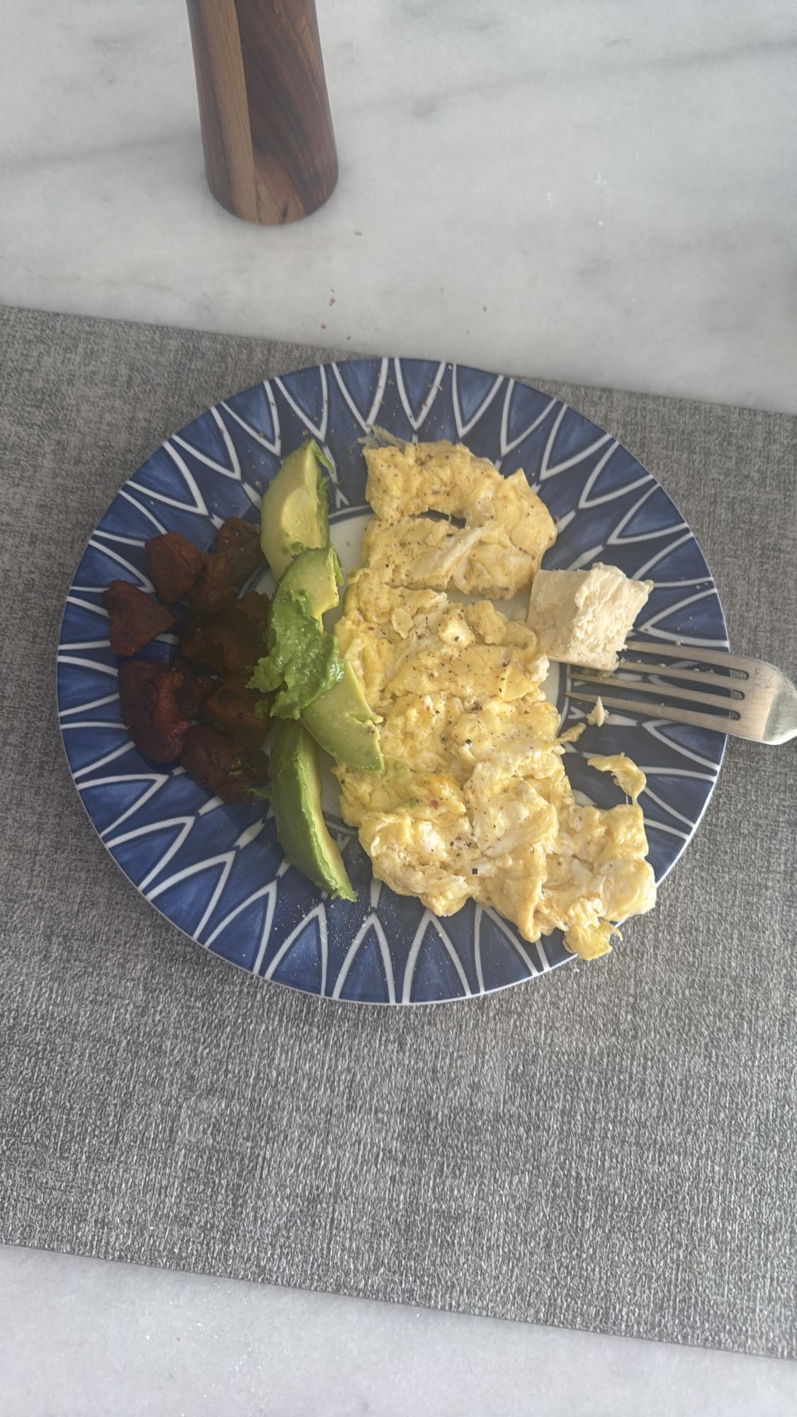 Desayuno con huevo y aguacate