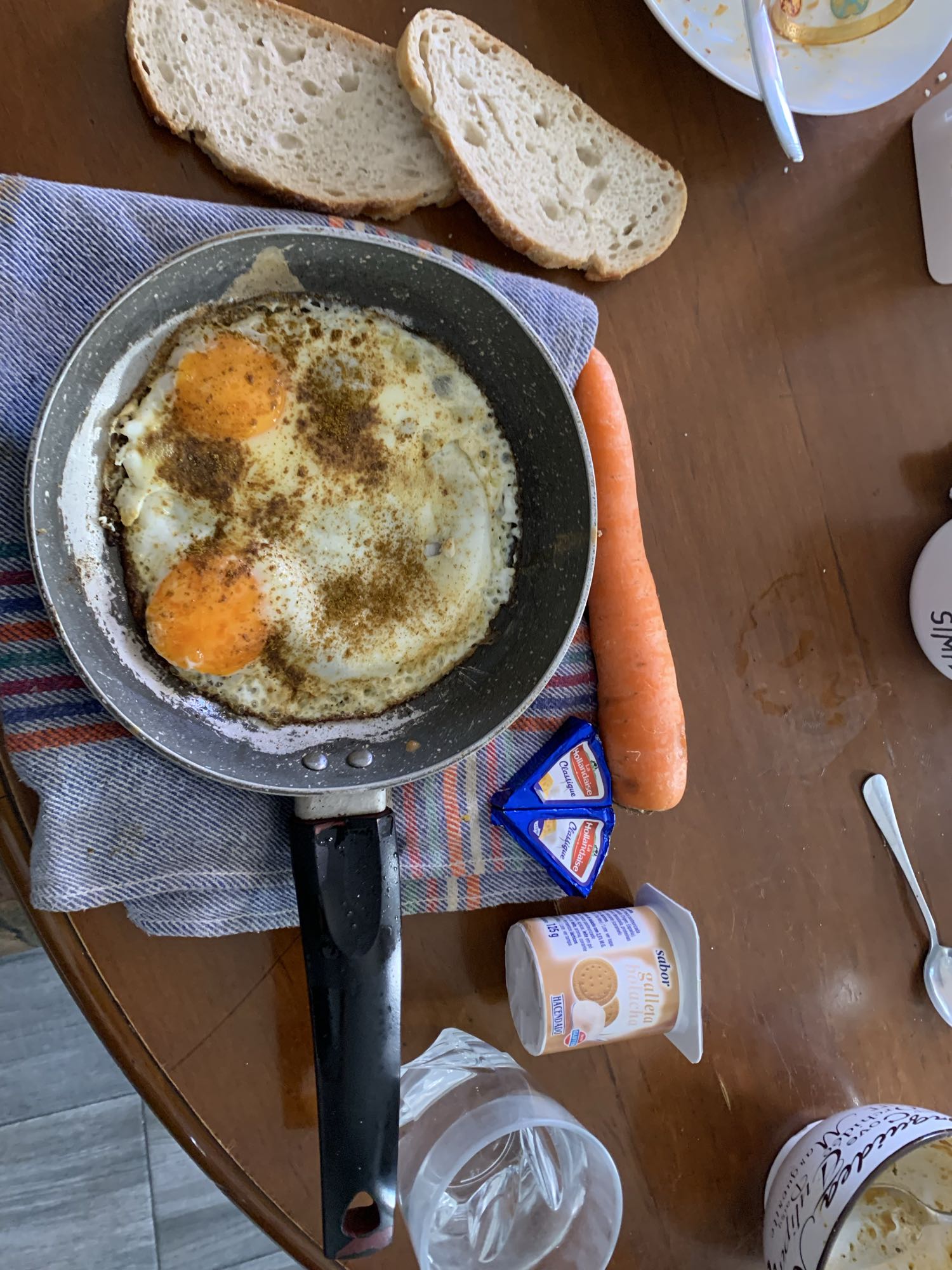 Desayuno con huevos y pan