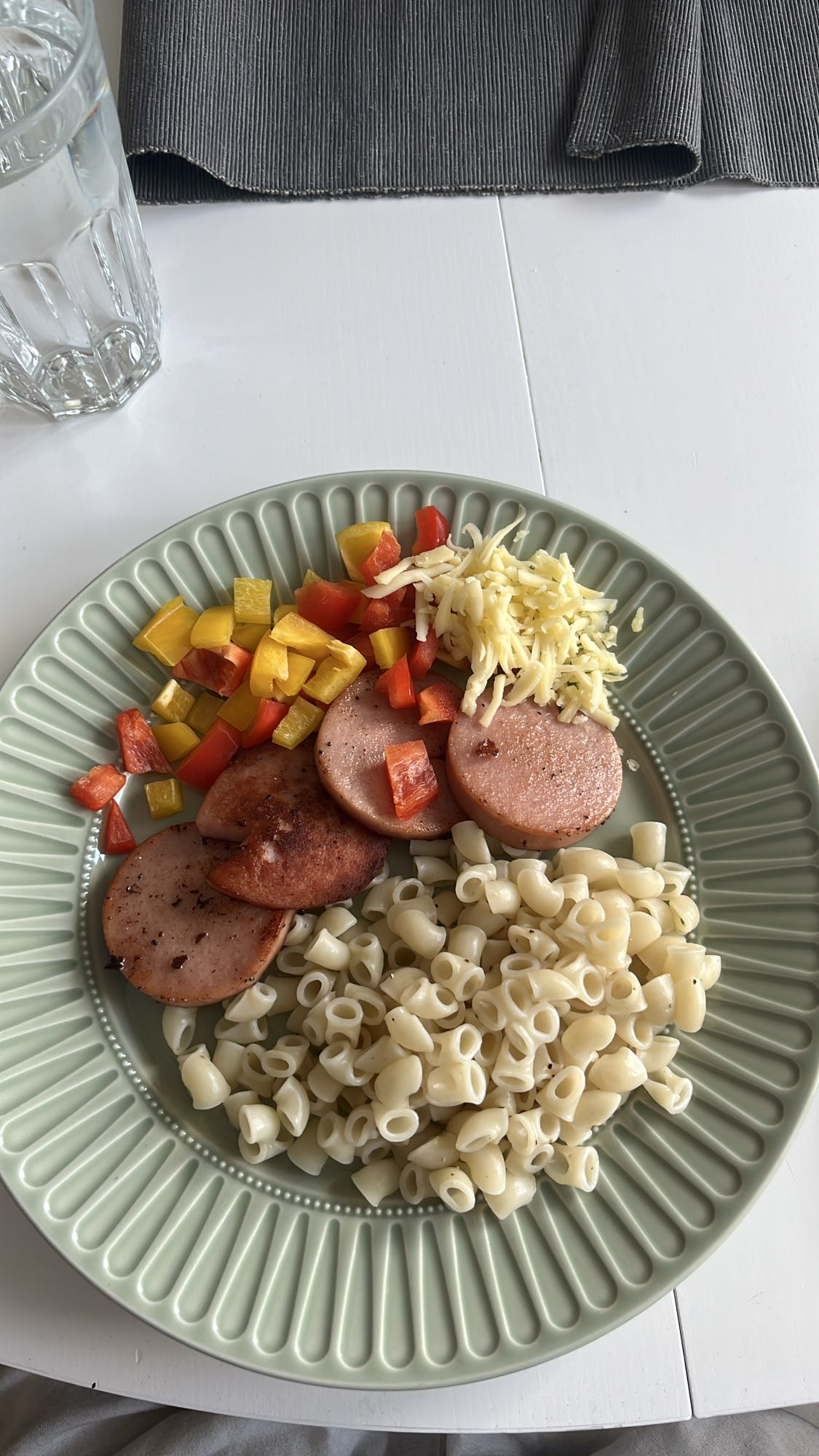 Makaron med korv och grönsaker