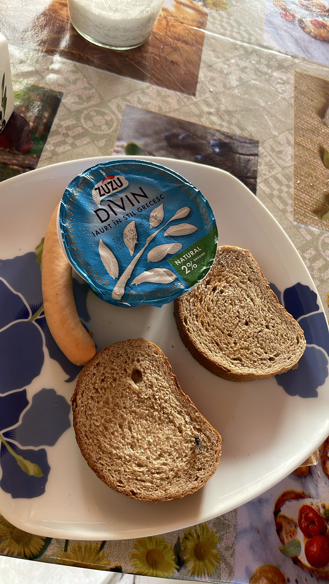 Mic dejun cu iaurt și pâine