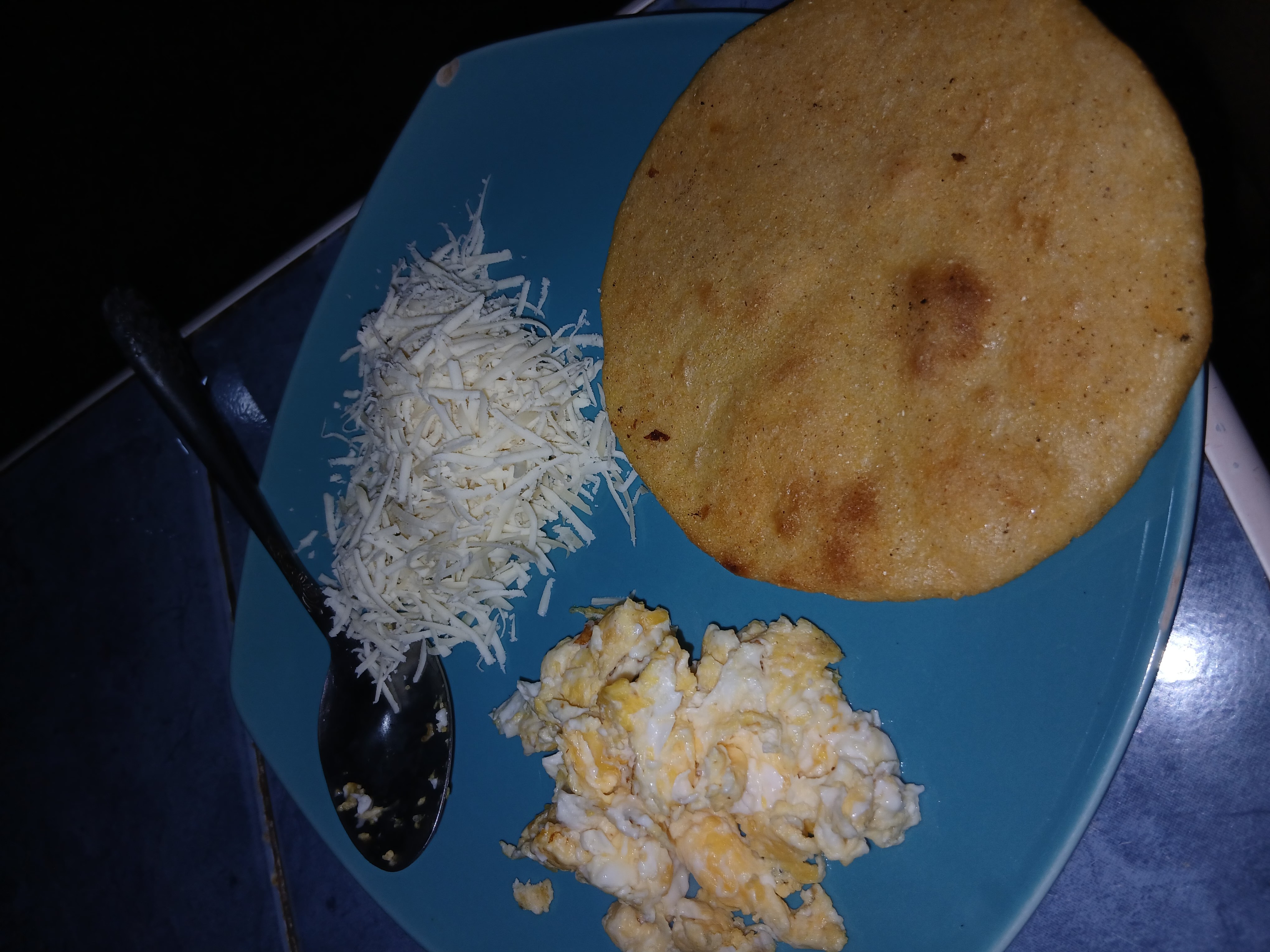 Arepa con huevo y queso