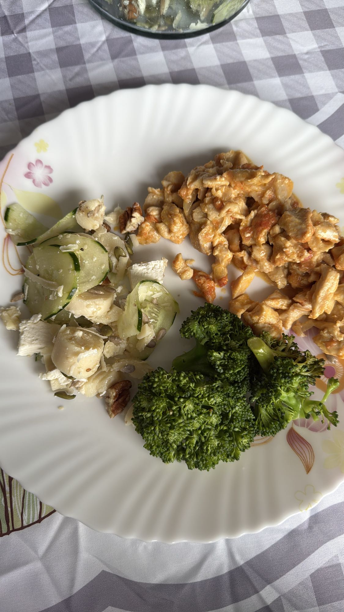 Frango, brócolis e salada