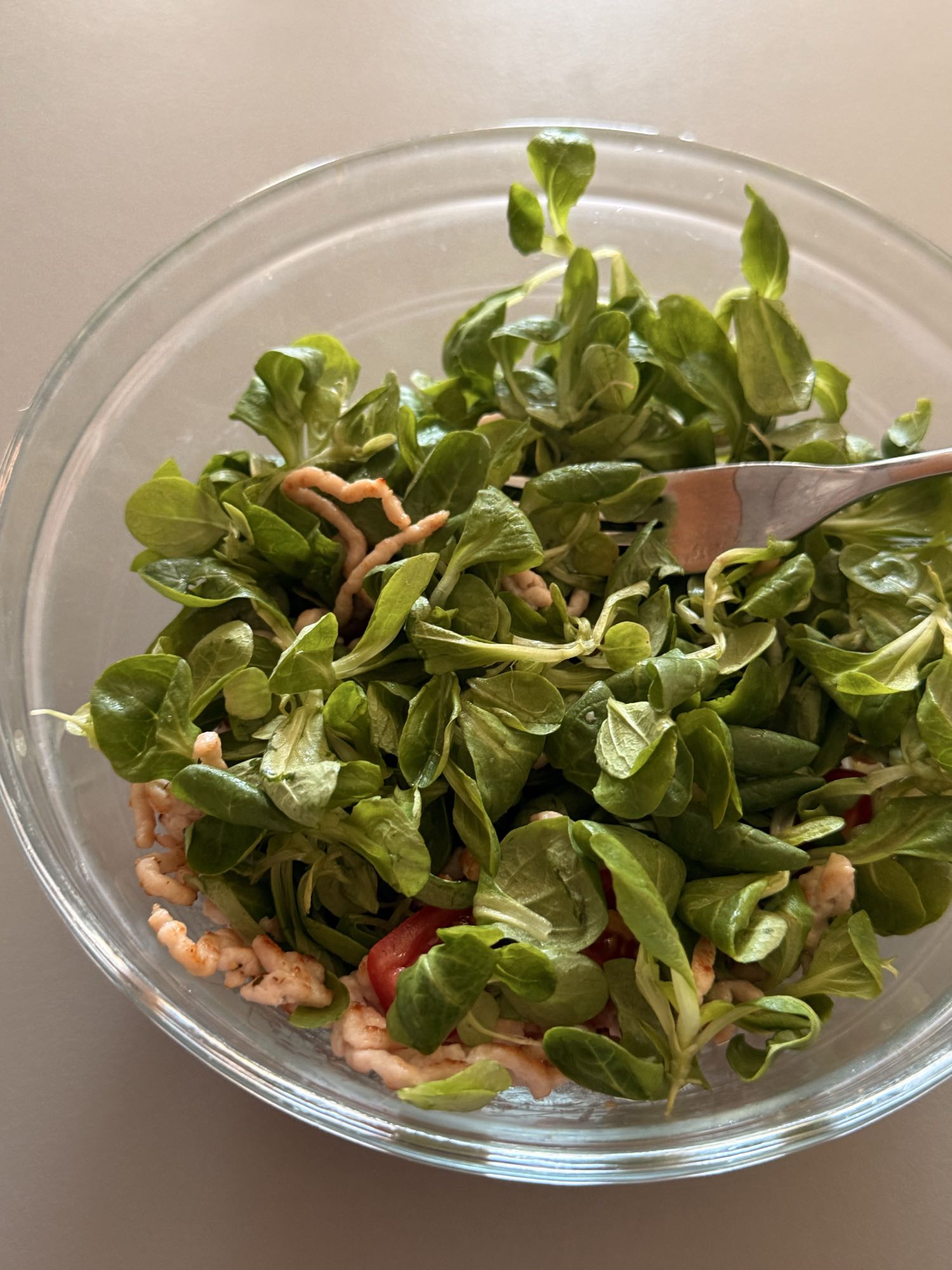 Salată cu creveți și valeriană