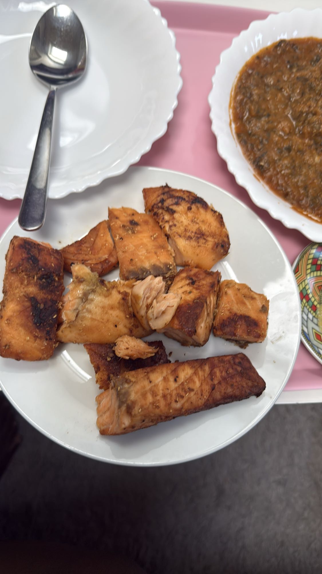 Stekt laks med grønnsakssaus