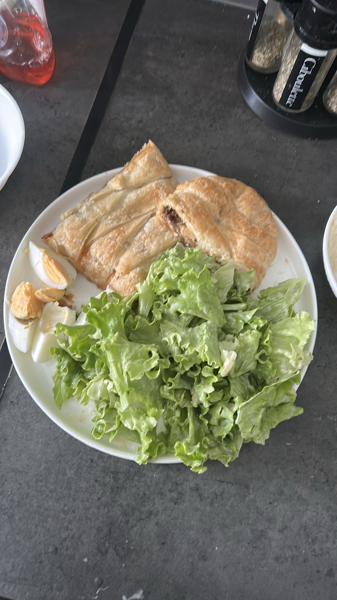 Feuilleté et salade