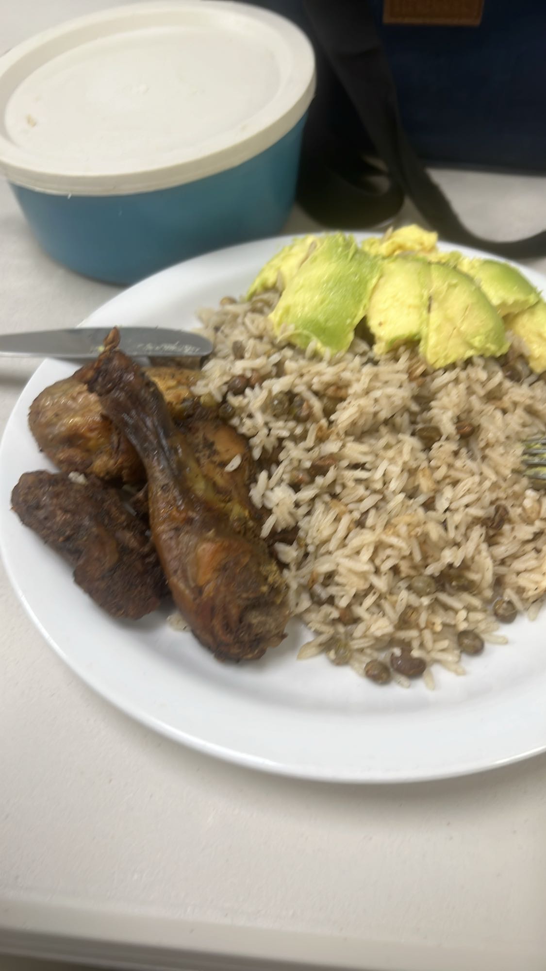 Pollo con arroz, lentejas y aguacate