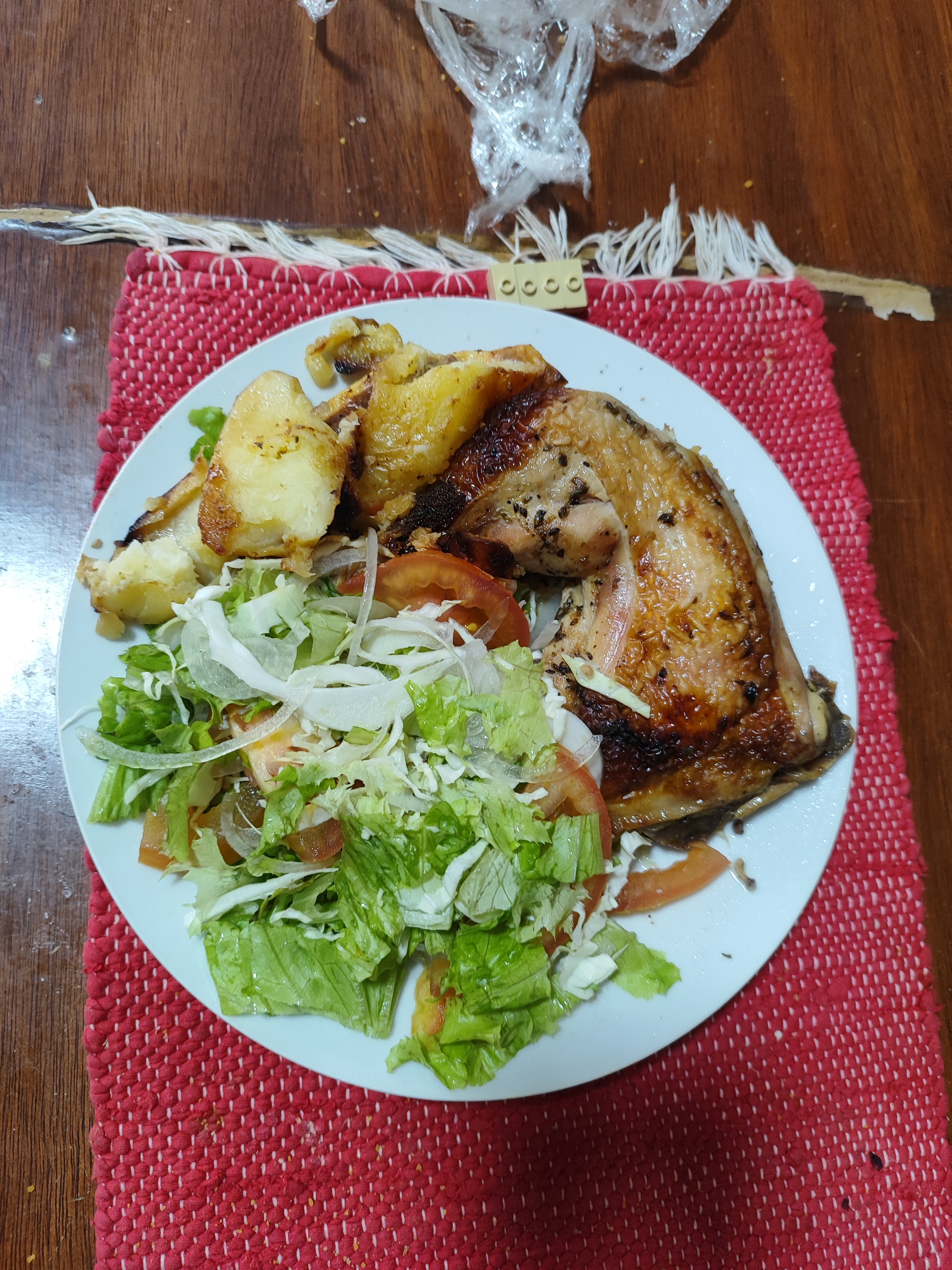 Pollo asado con ensalada