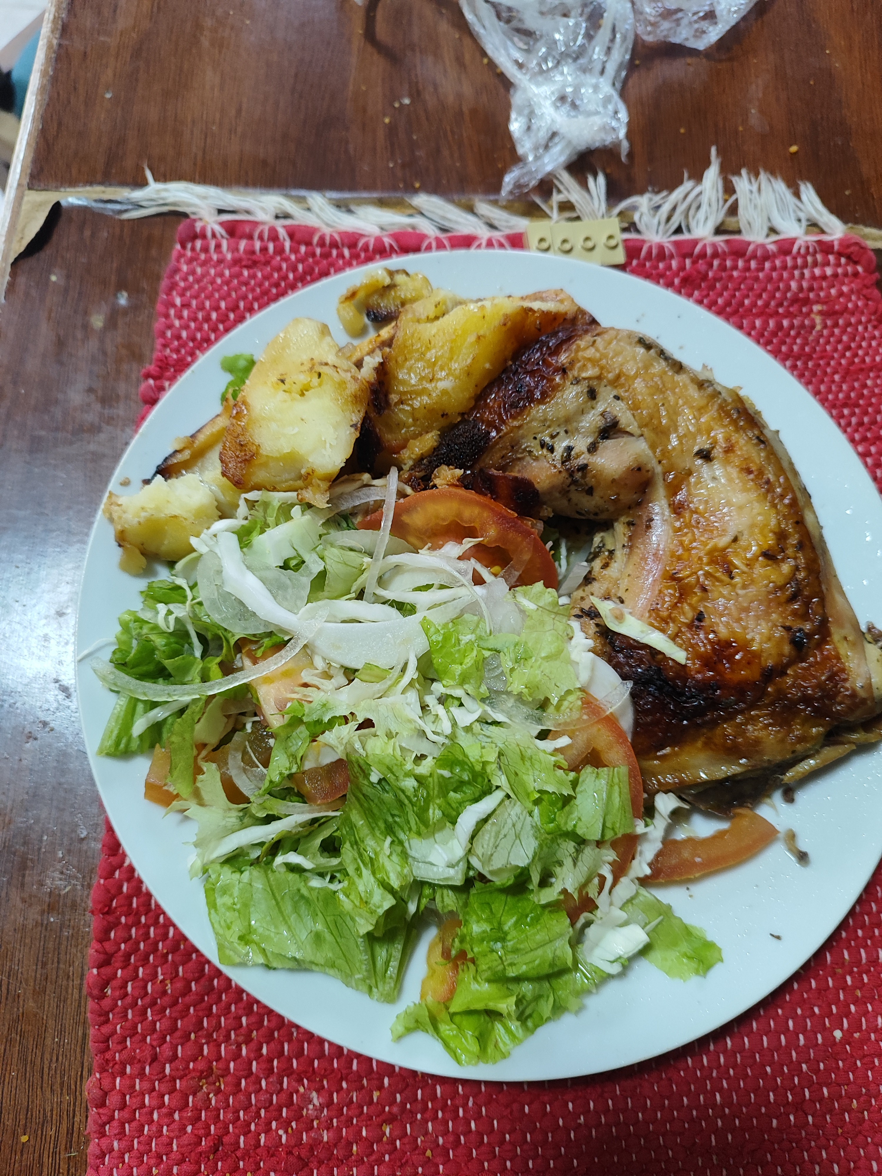 Pollo asado con ensalada