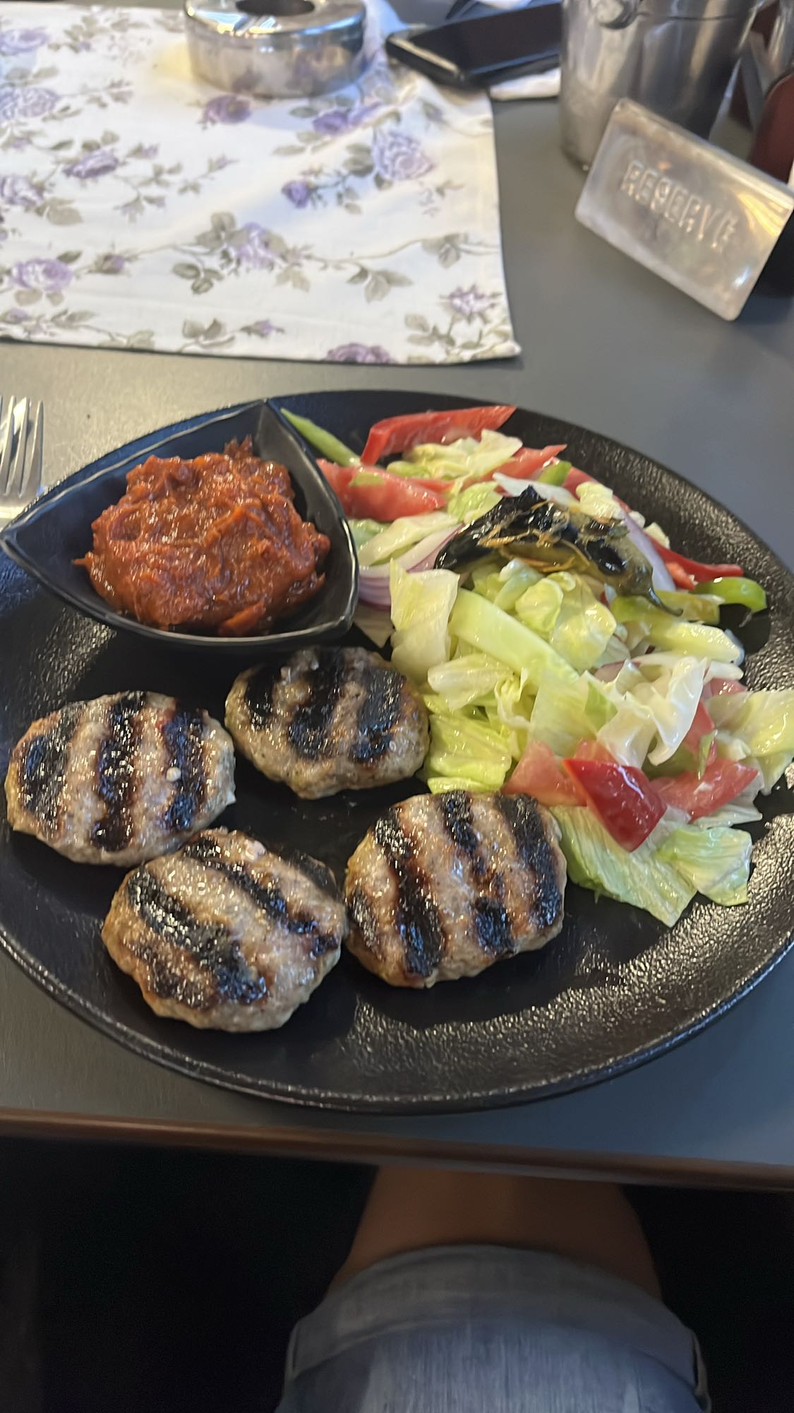 Кюфтета със салата