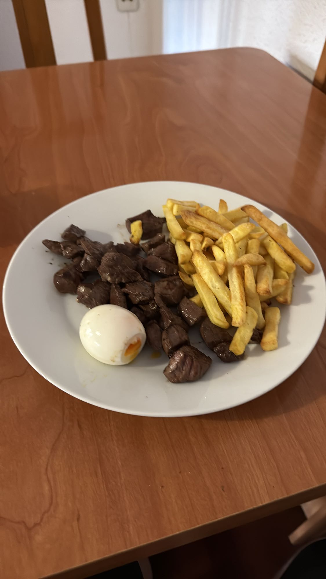 Corazón de vaca con papas y huevo