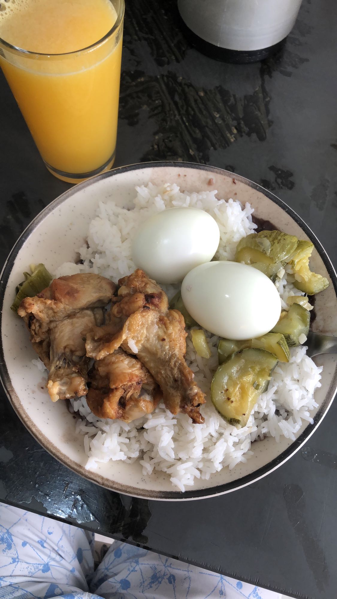 Arroz, frango, ovos e suco