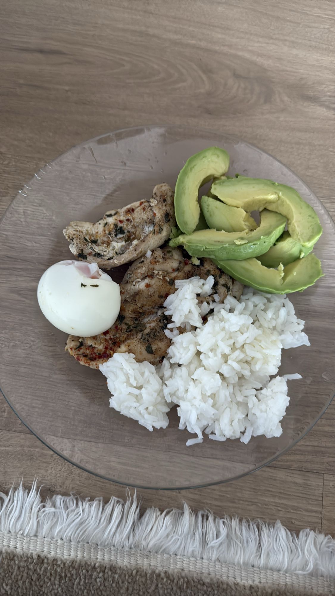 Pollo, arroz, huevo y aguacate