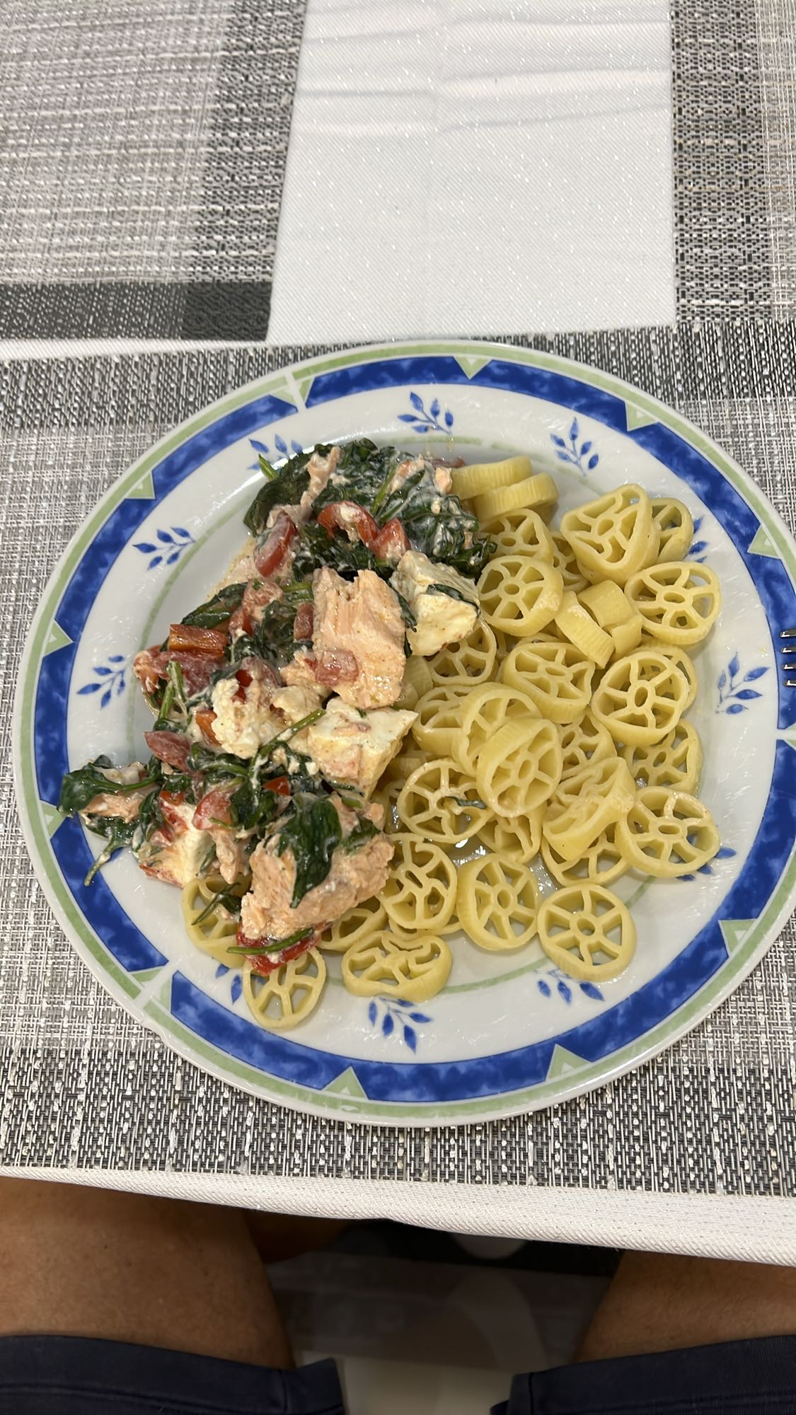 Makaron z łososiem i szpinakiem