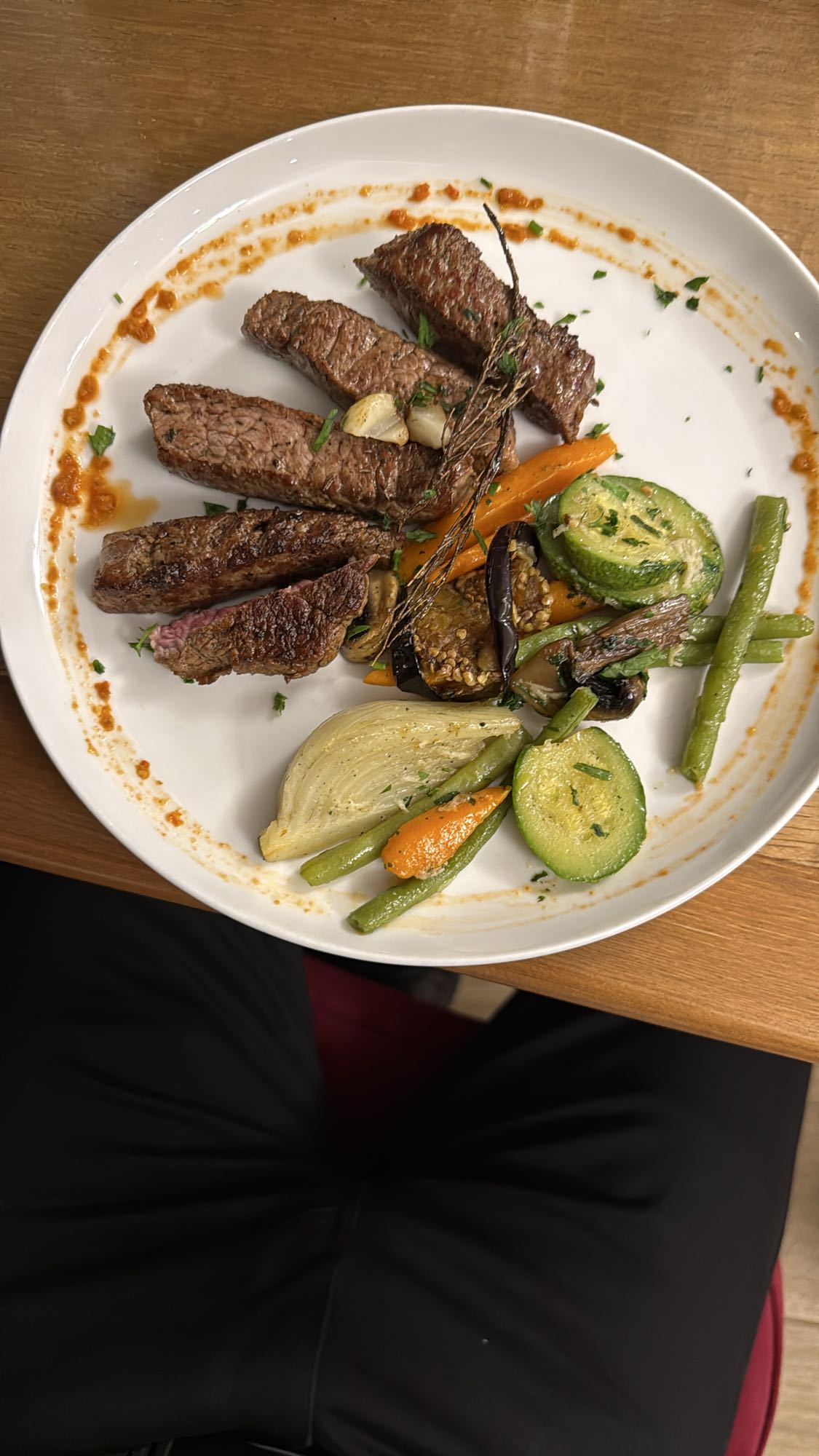 Grilled steak with veggies
