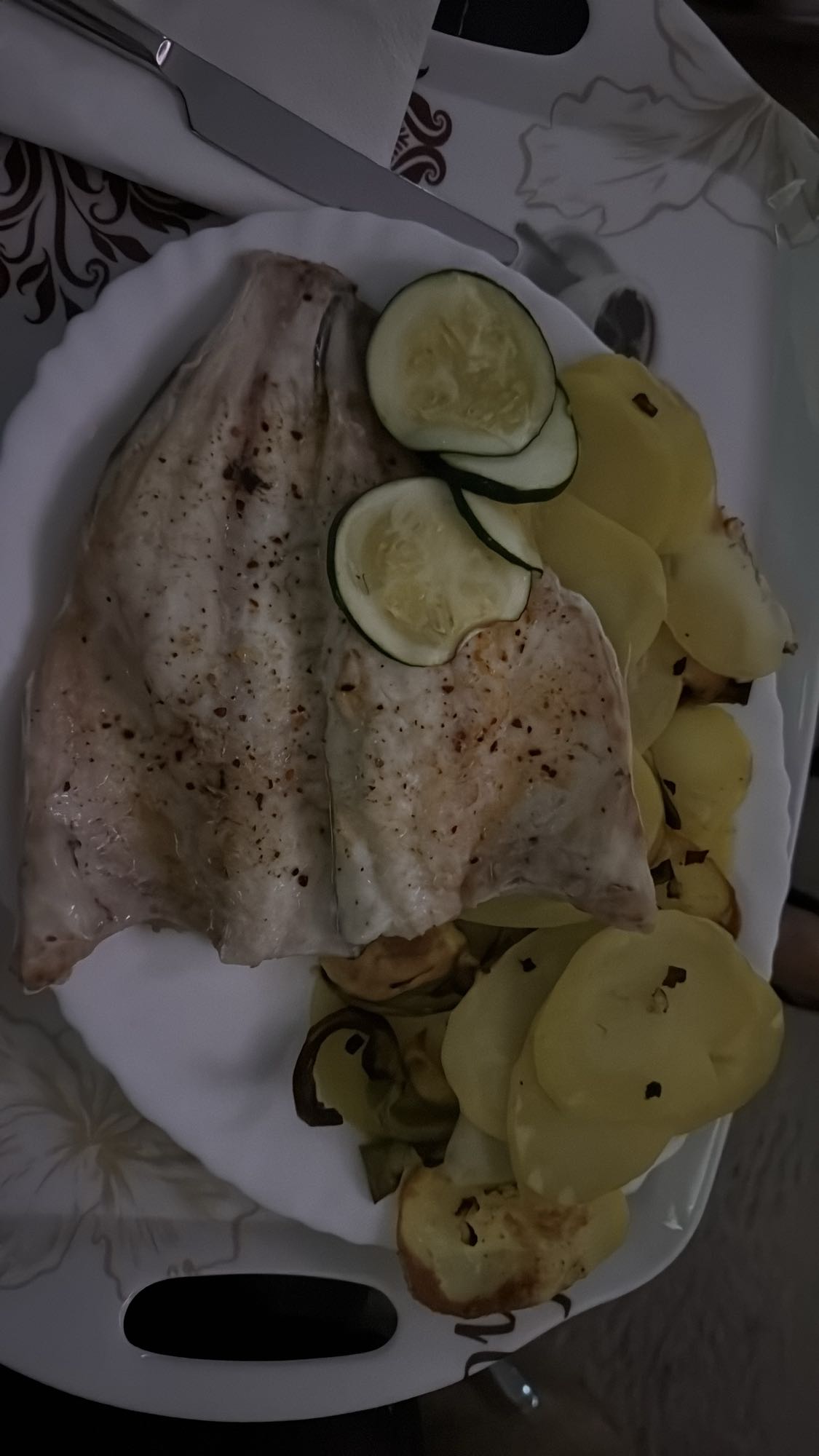 Pescado con papas y calabacín