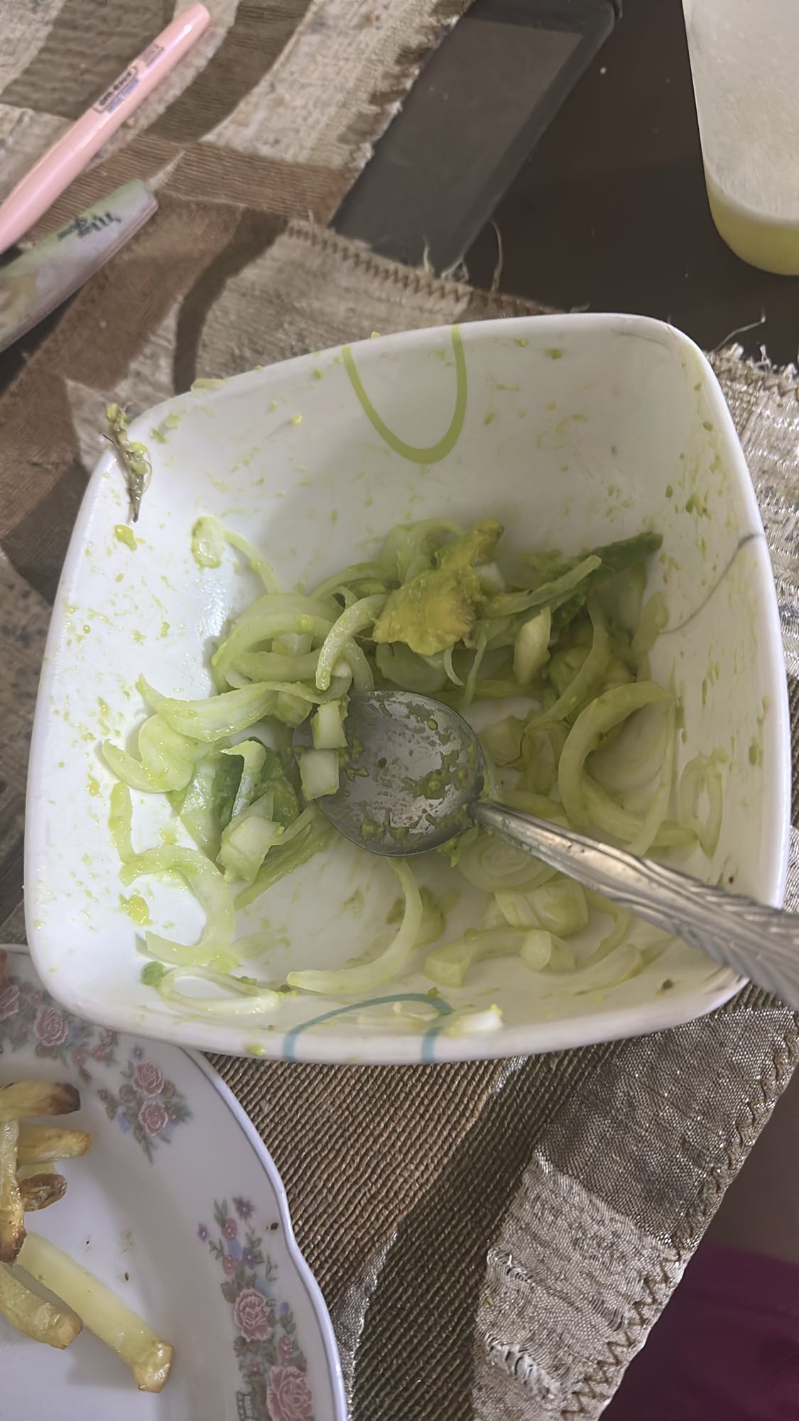 Ensalada de aguacate y cebolla