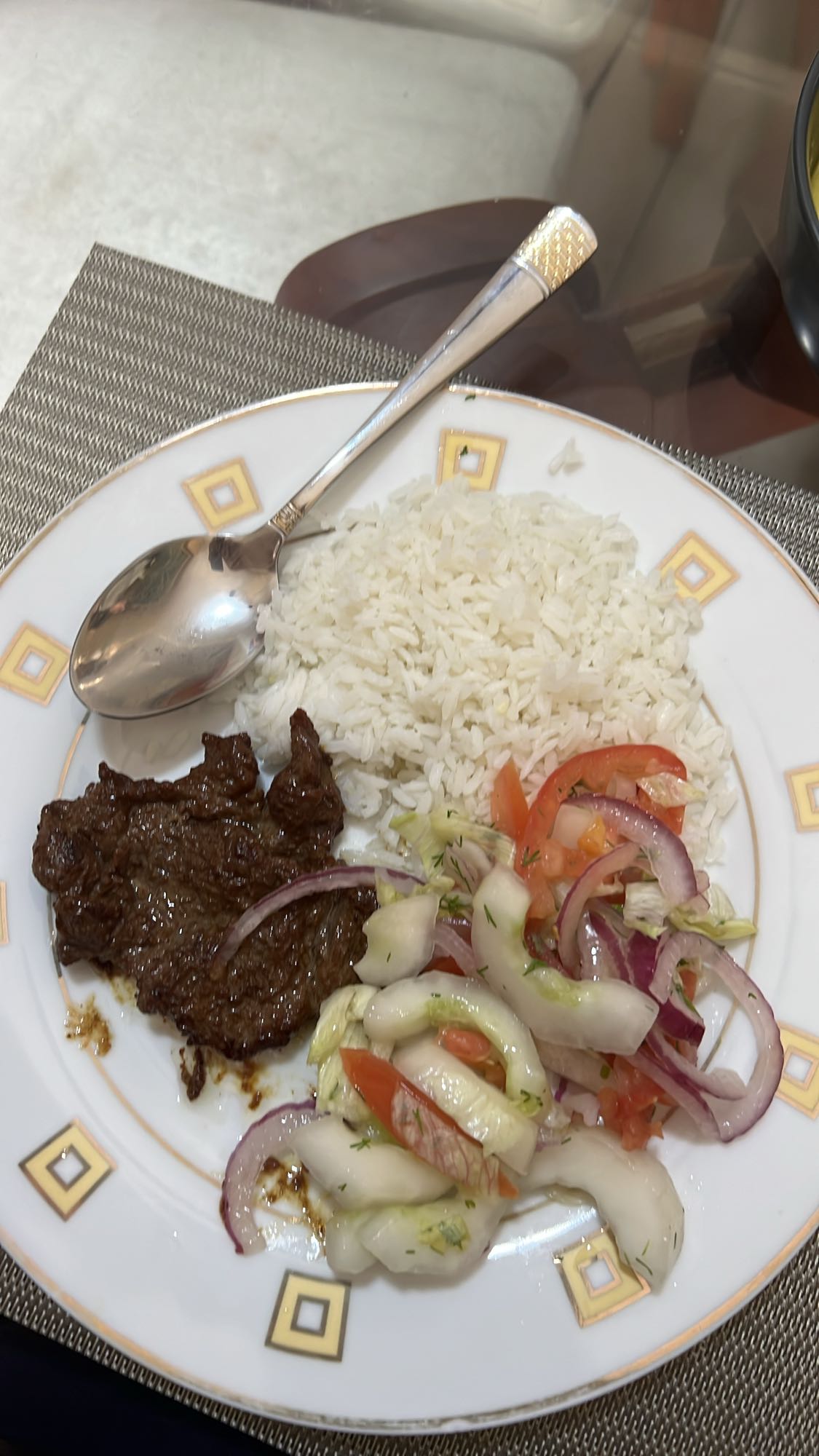 Carne, arroz y ensalada