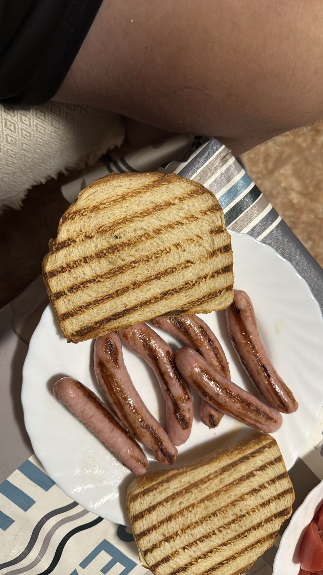 Salchichas con pan tostado