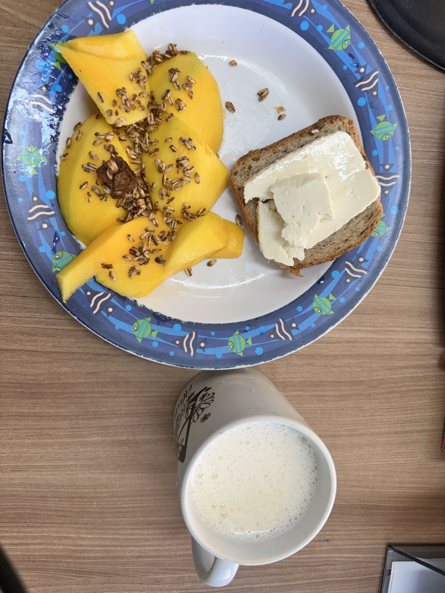 Café com manga e pão