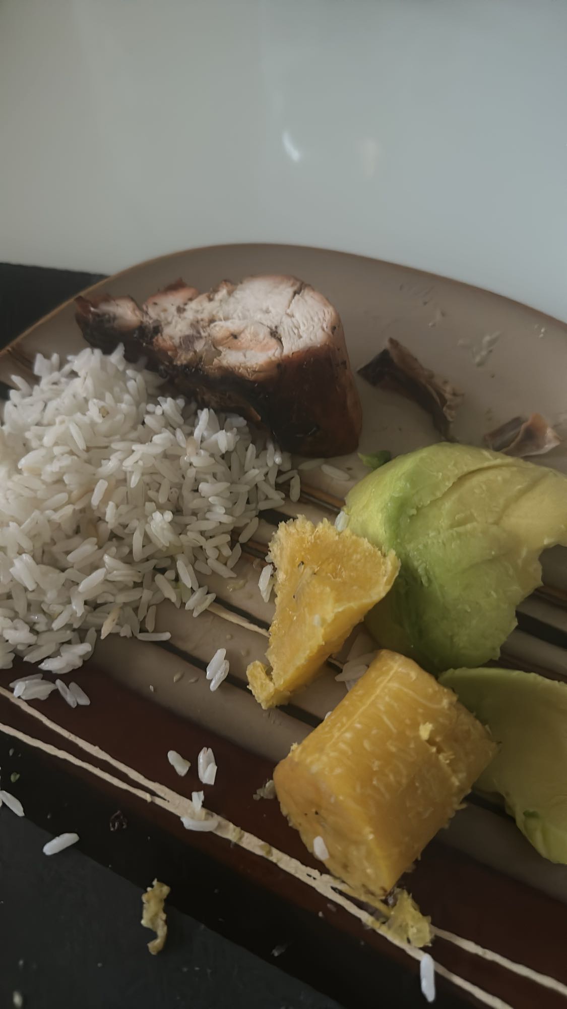 Pollo con arroz y aguacate