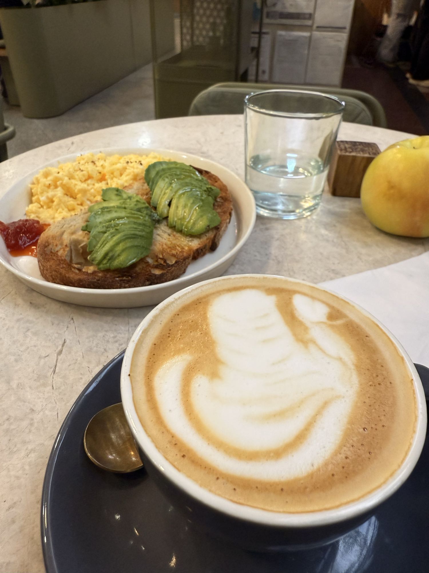 Tostada con aguacate y café