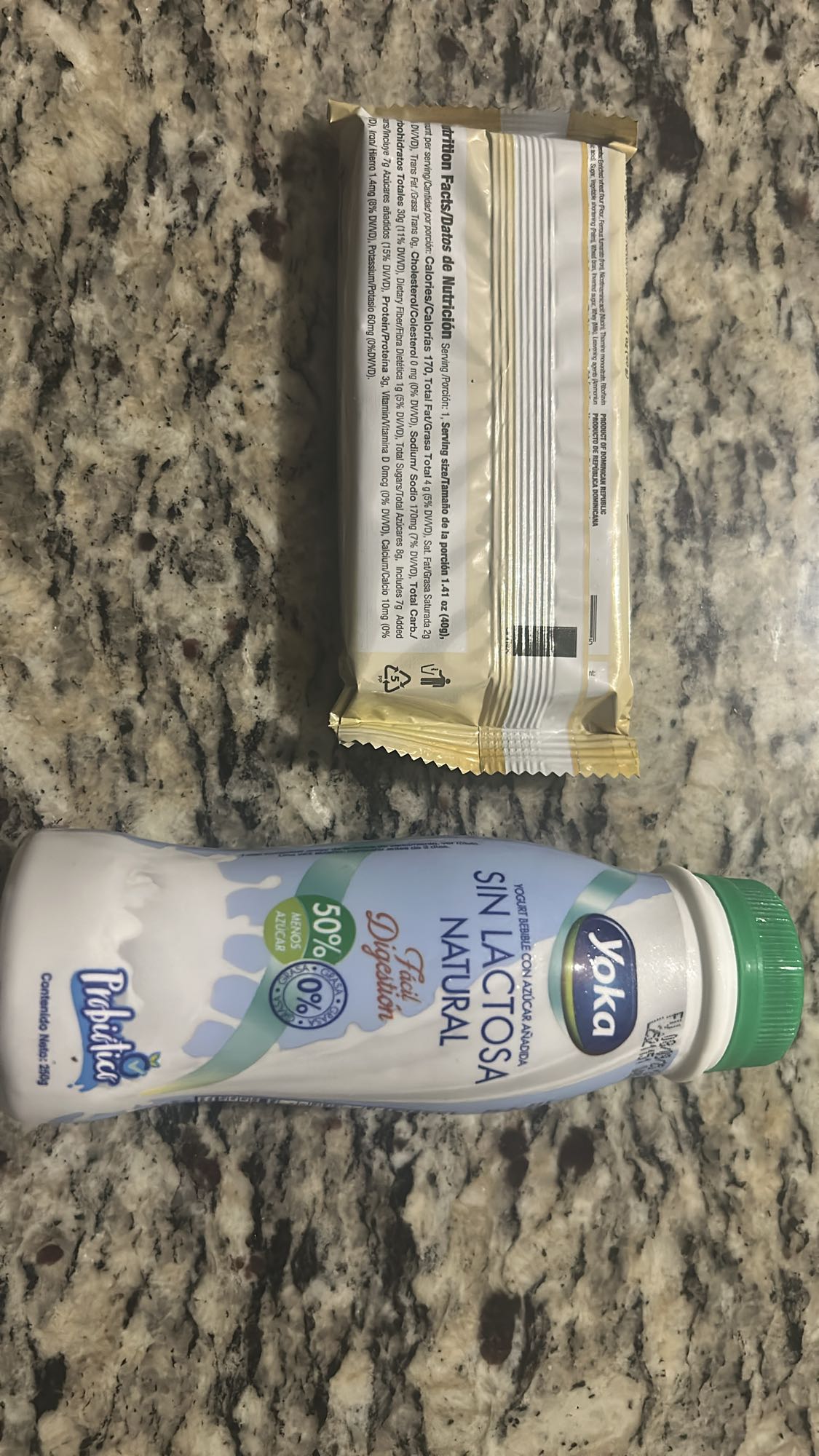 Yogur y barra de cereal