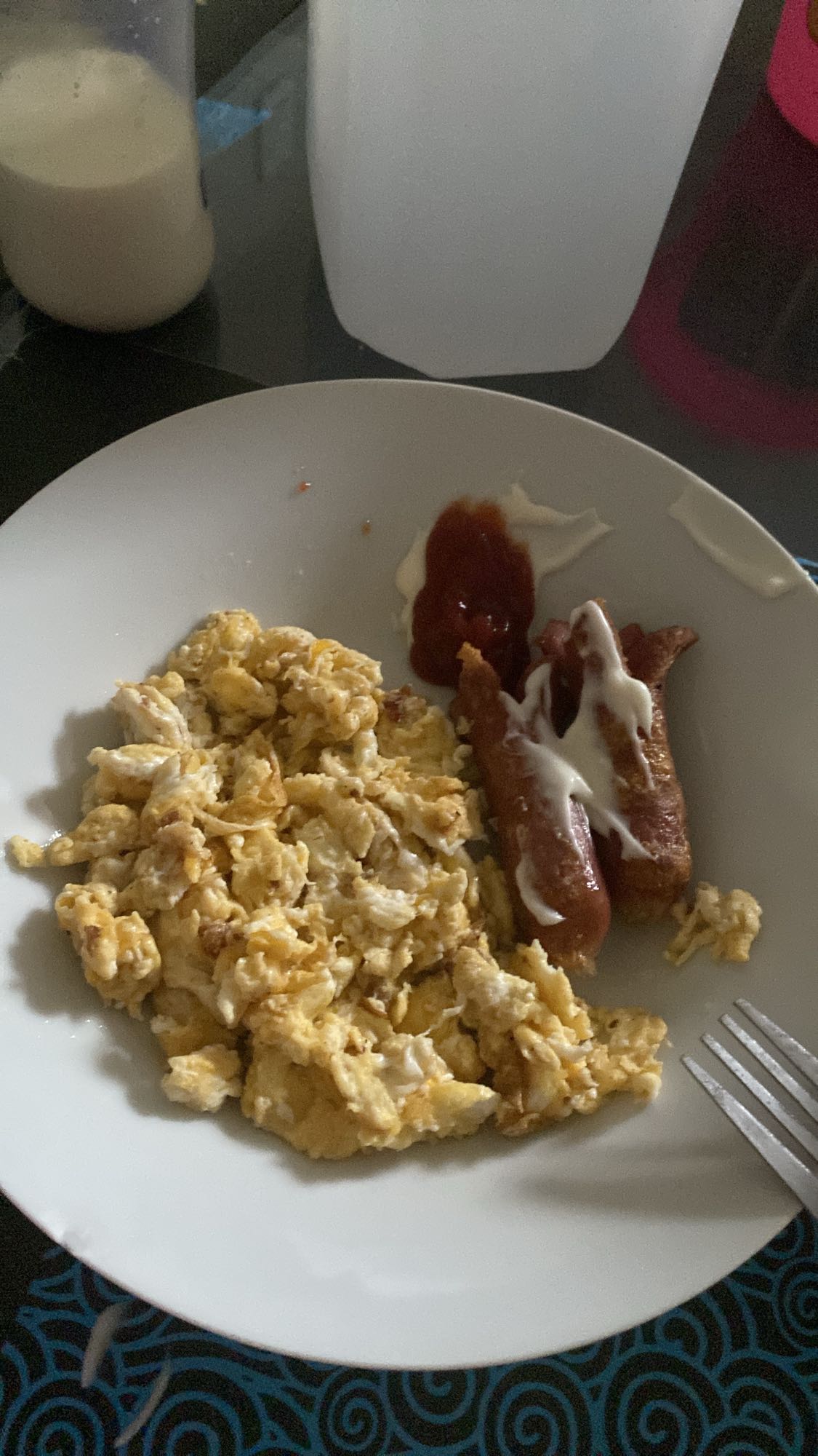 Huevos revueltos y salchichas