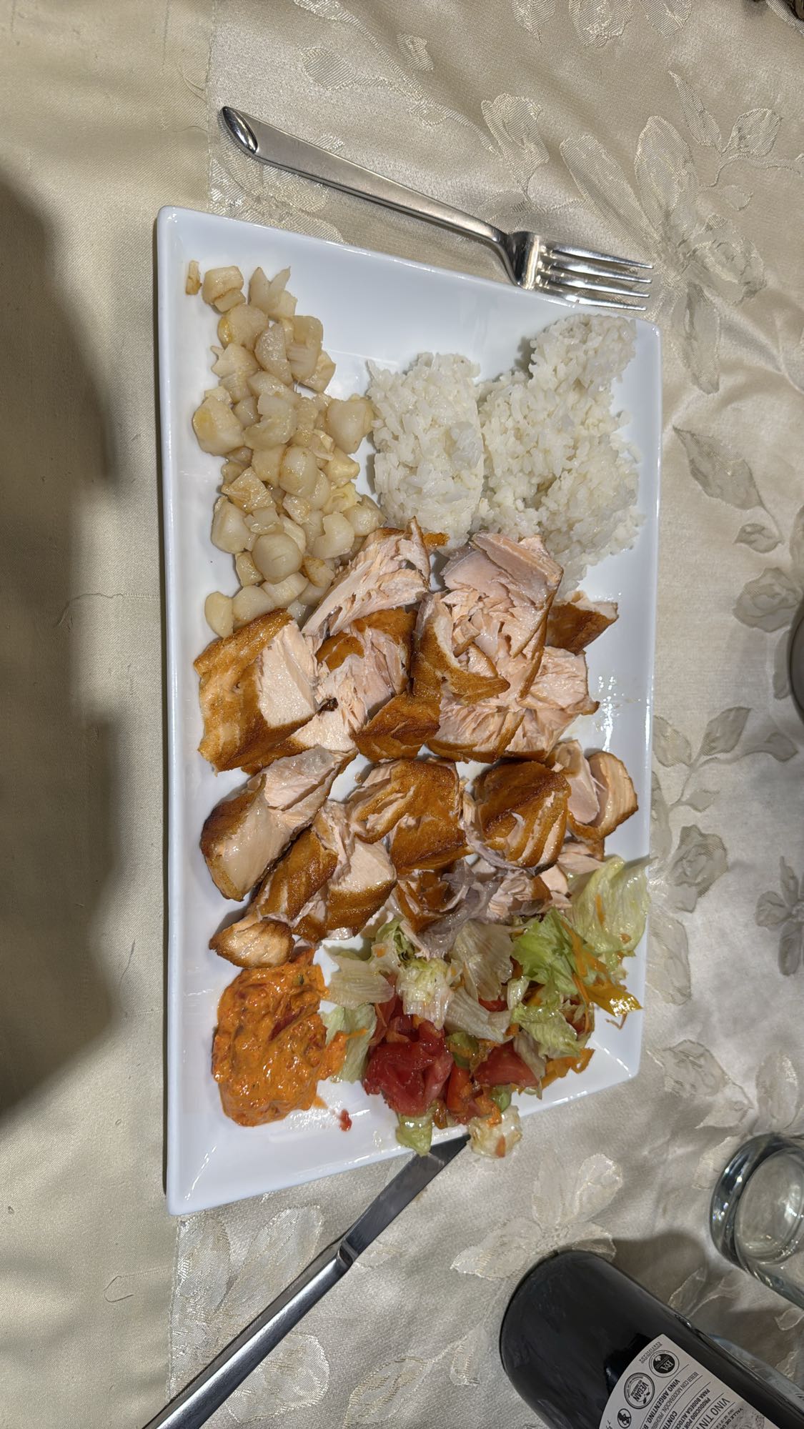 Salmón con arroz y ensalada