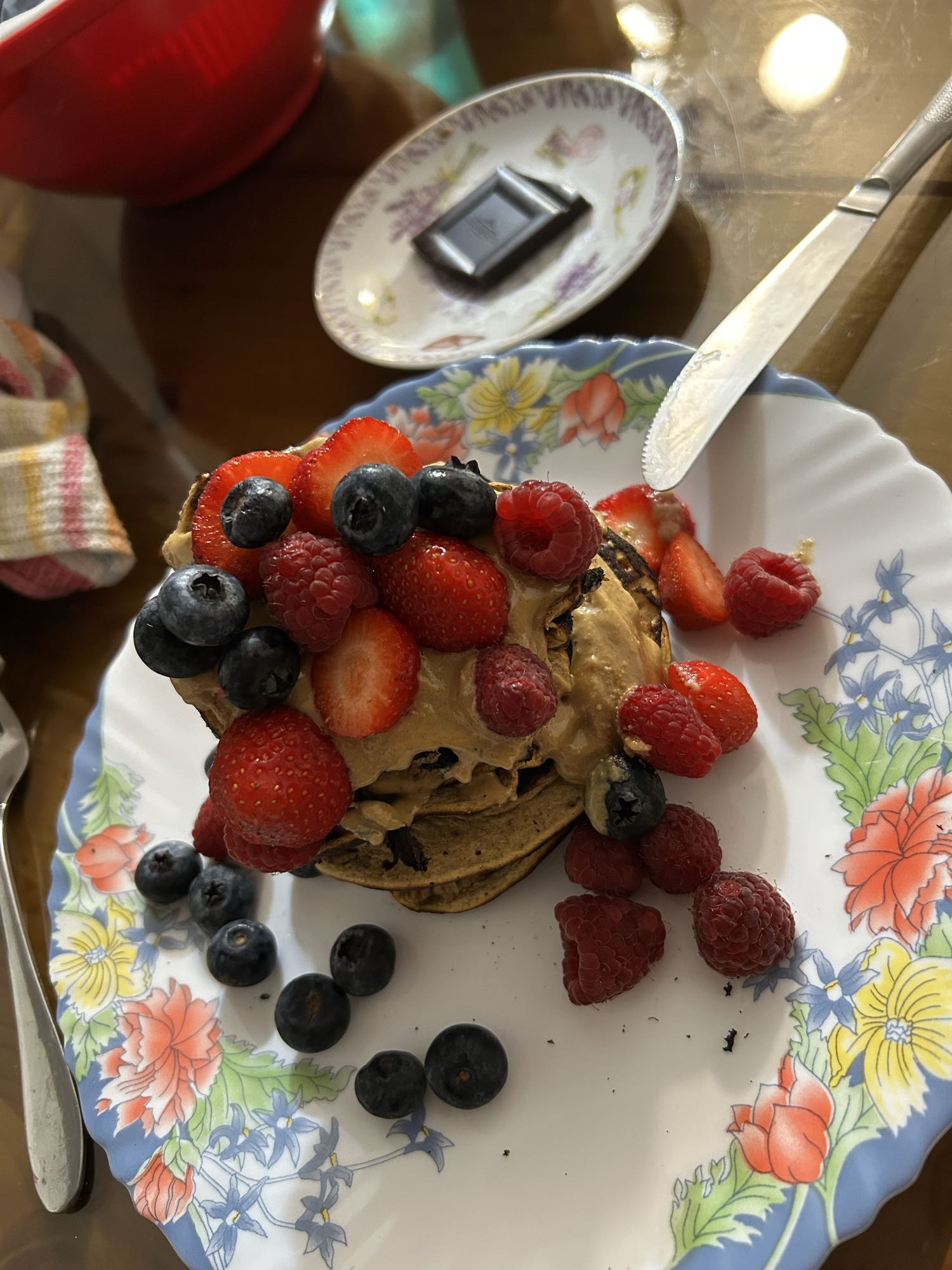 Clătite proteice cu fructe de pădure și unt de arahide