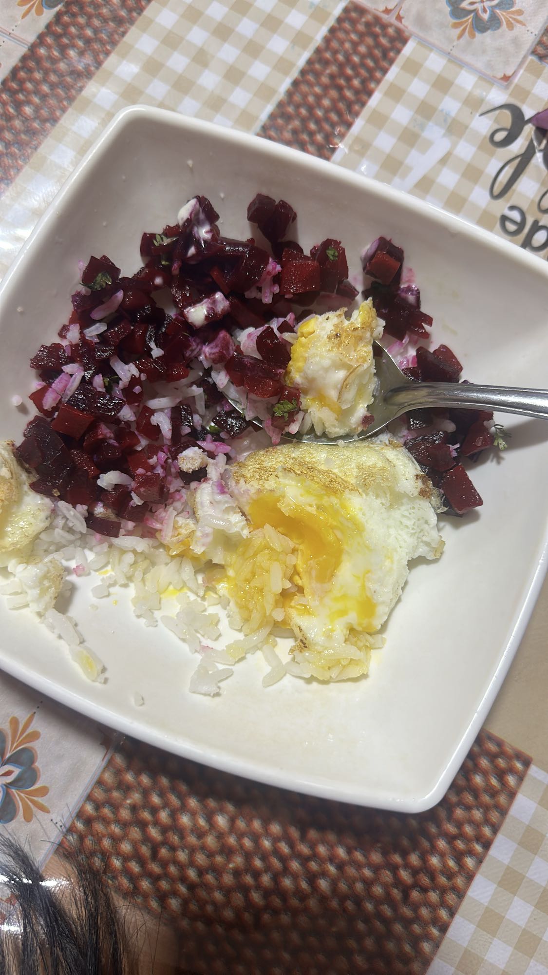 huevo con arroz y betabel