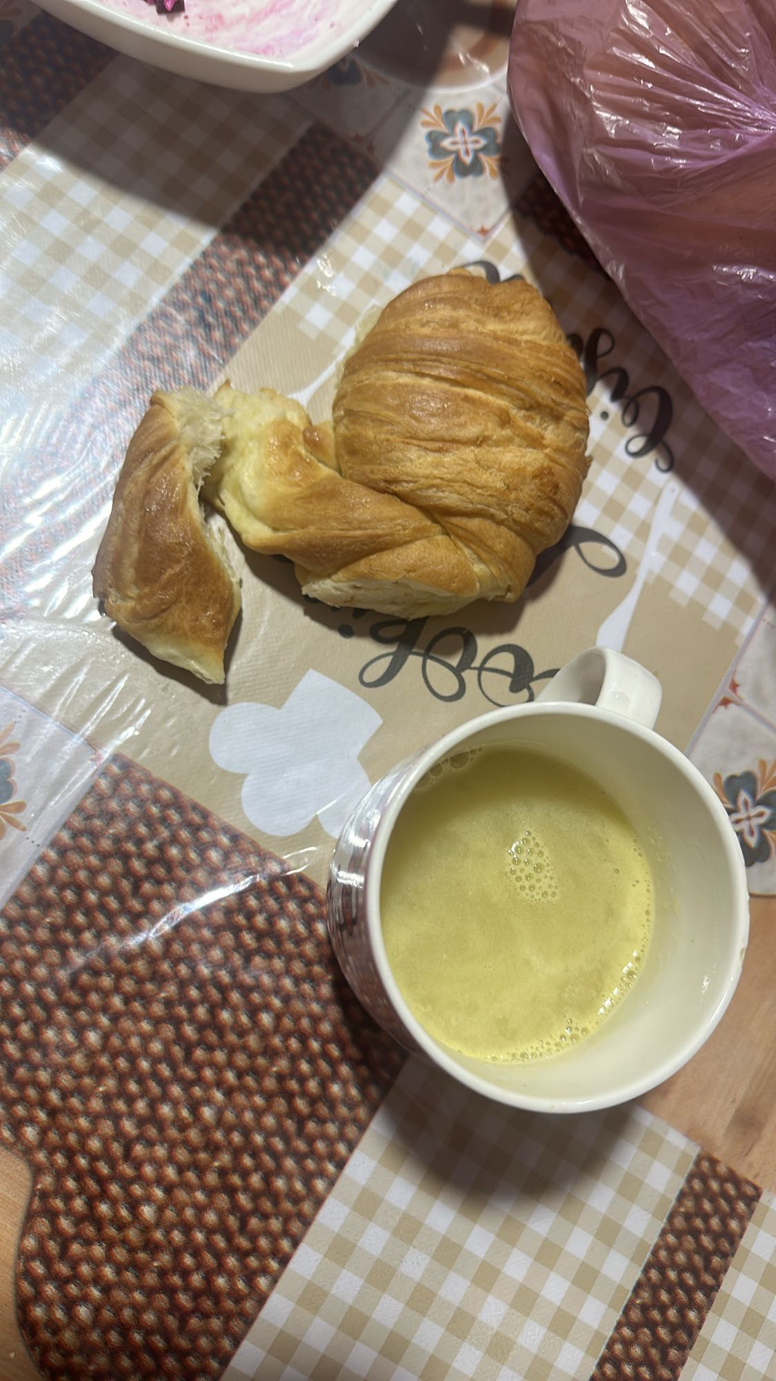Croissant con bebida