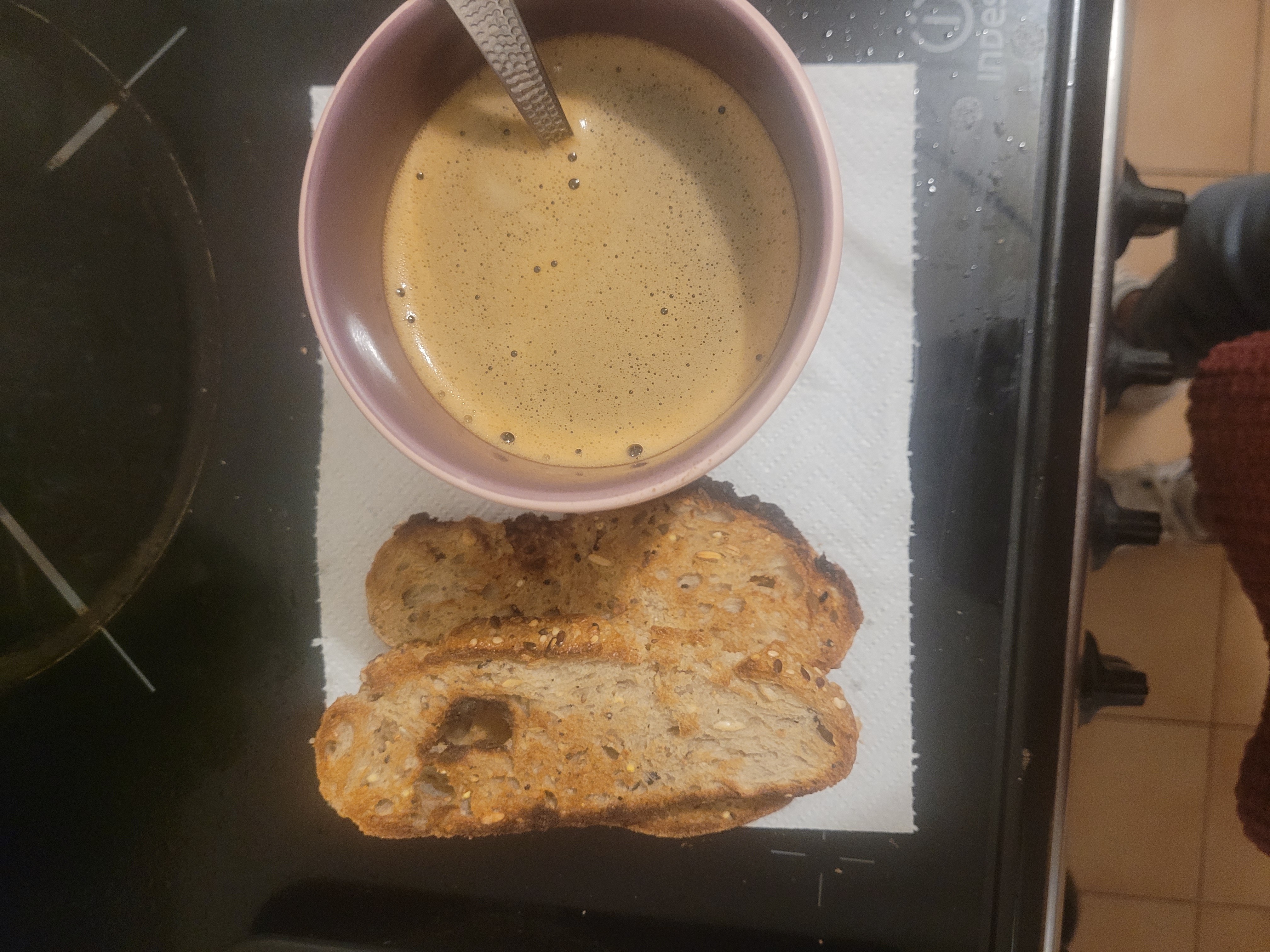 Café et pain aux céréales