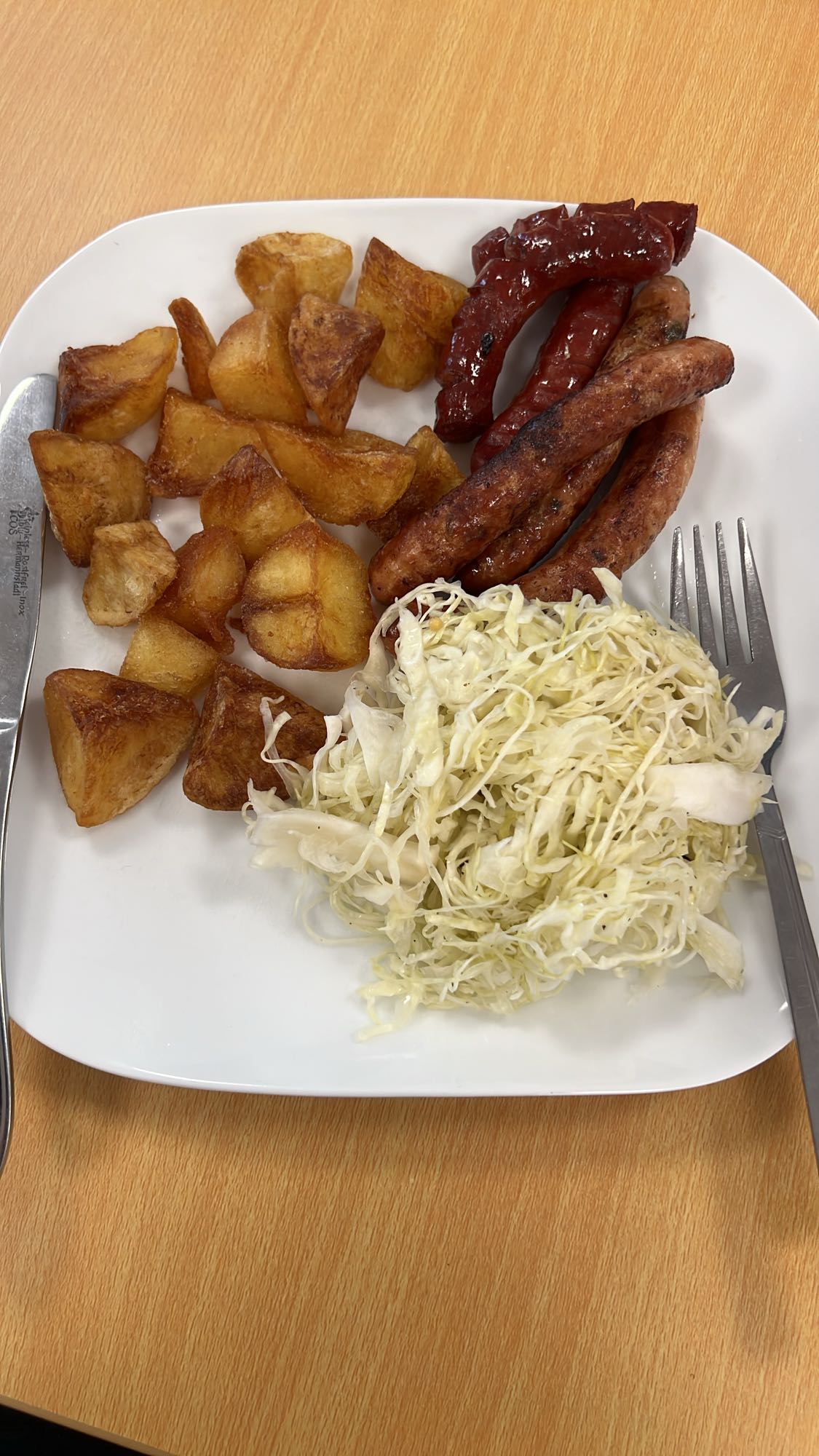 Cârnați cu cartofi și varză