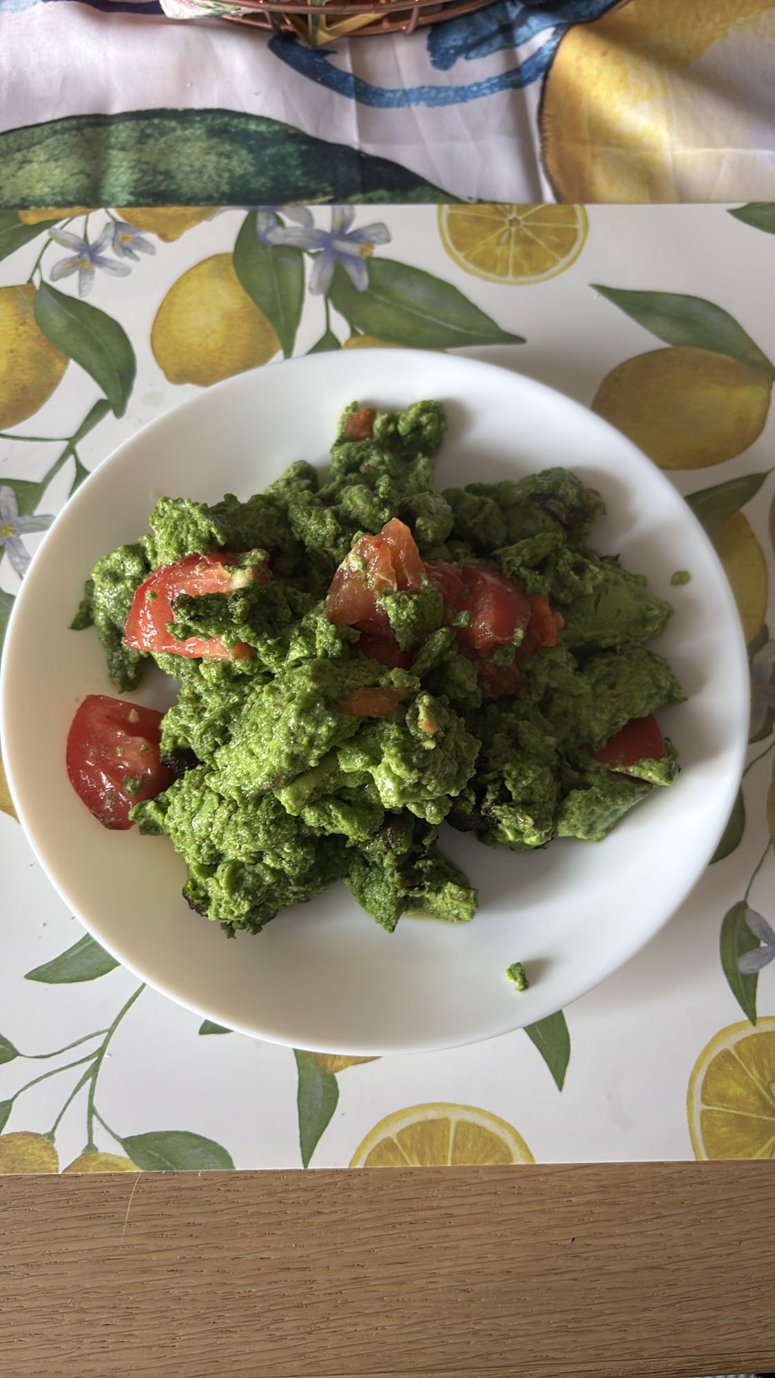 Jajecznica ze szpinakiem i pomidorem