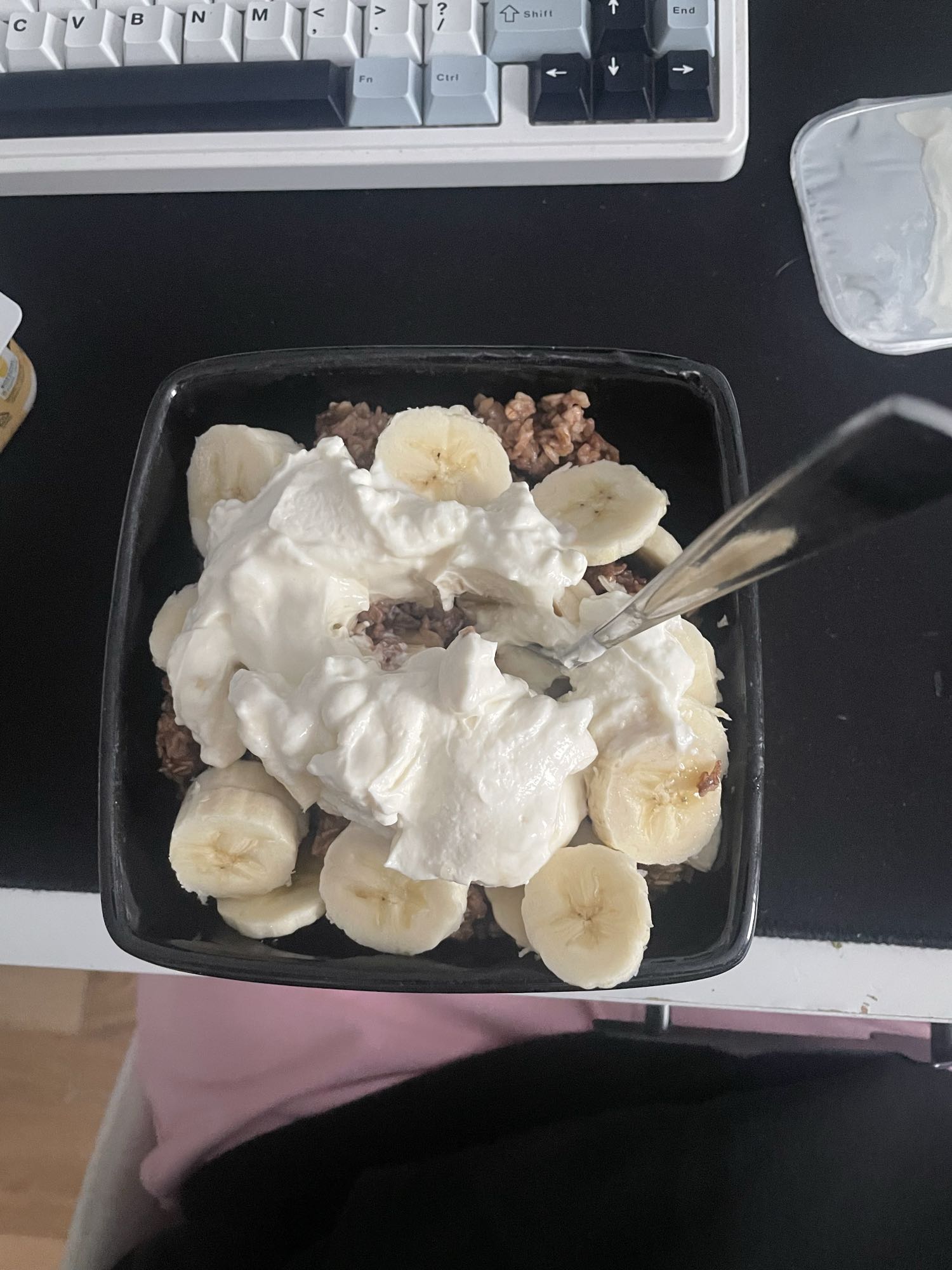 Granola z bananem i jogurtem