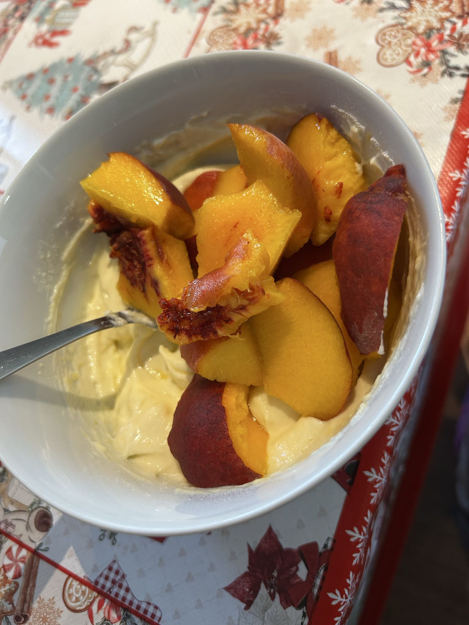 Iaurt grecesc cu pudră proteică și piersică