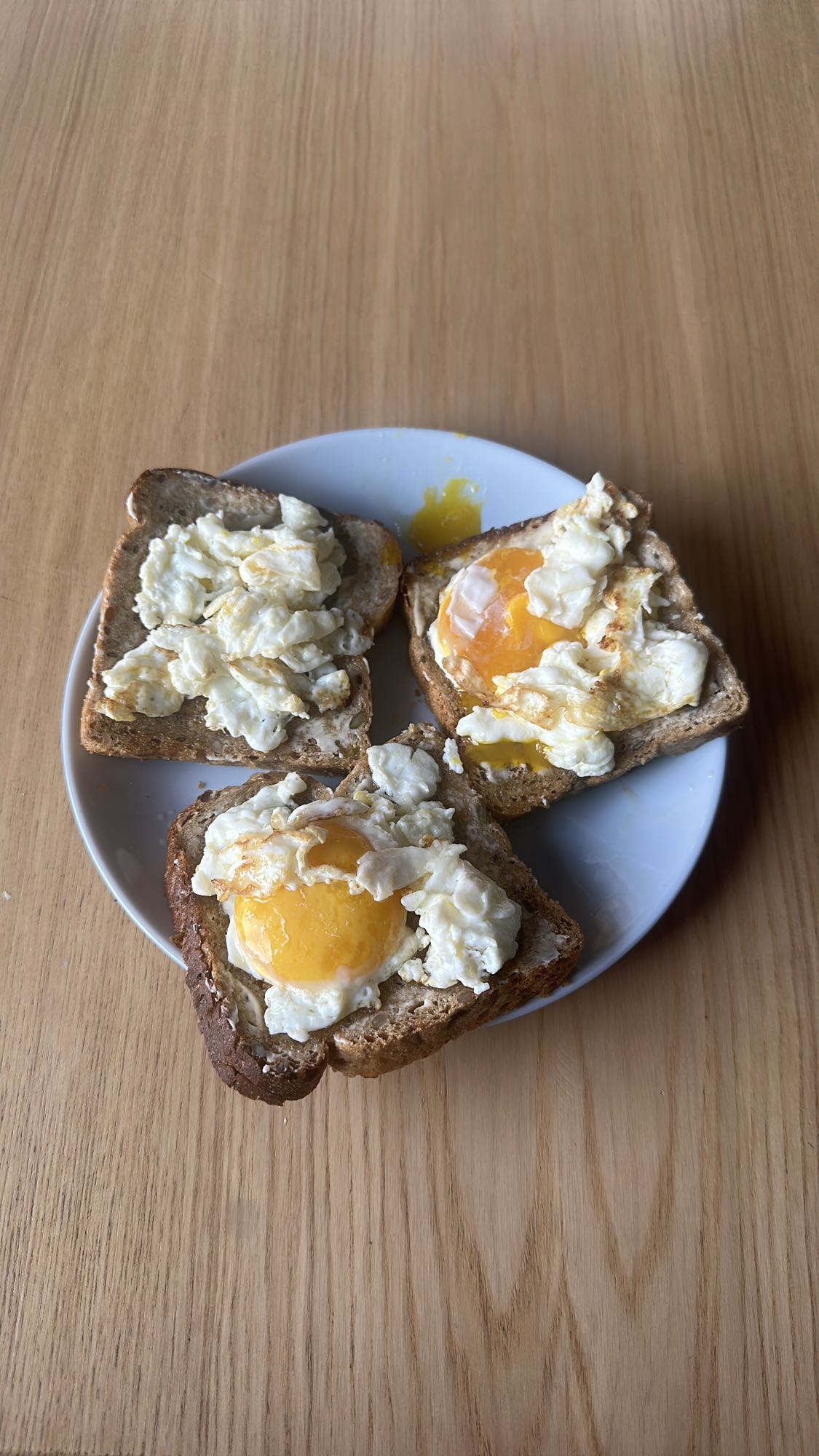 Jajka sadzone na chlebie IG