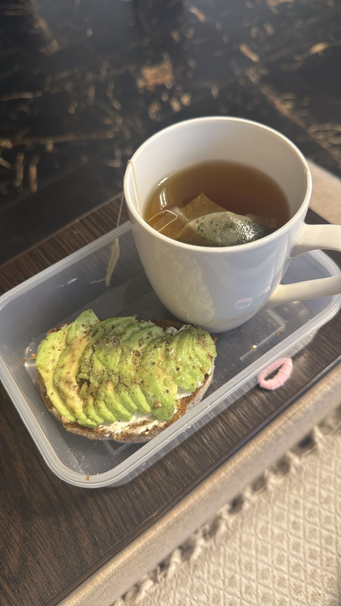 Авокадо тост с чаем