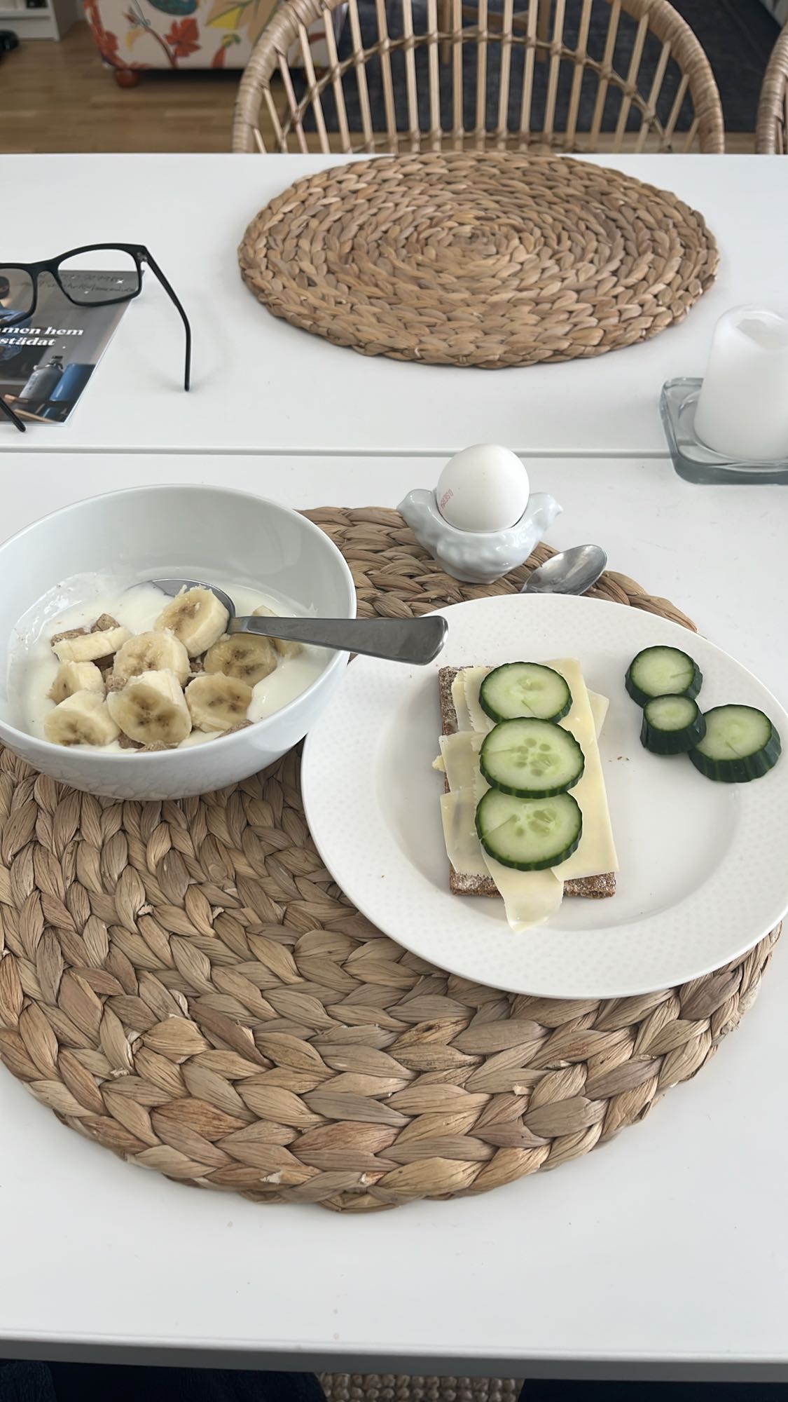 Frukost med ägg och macka